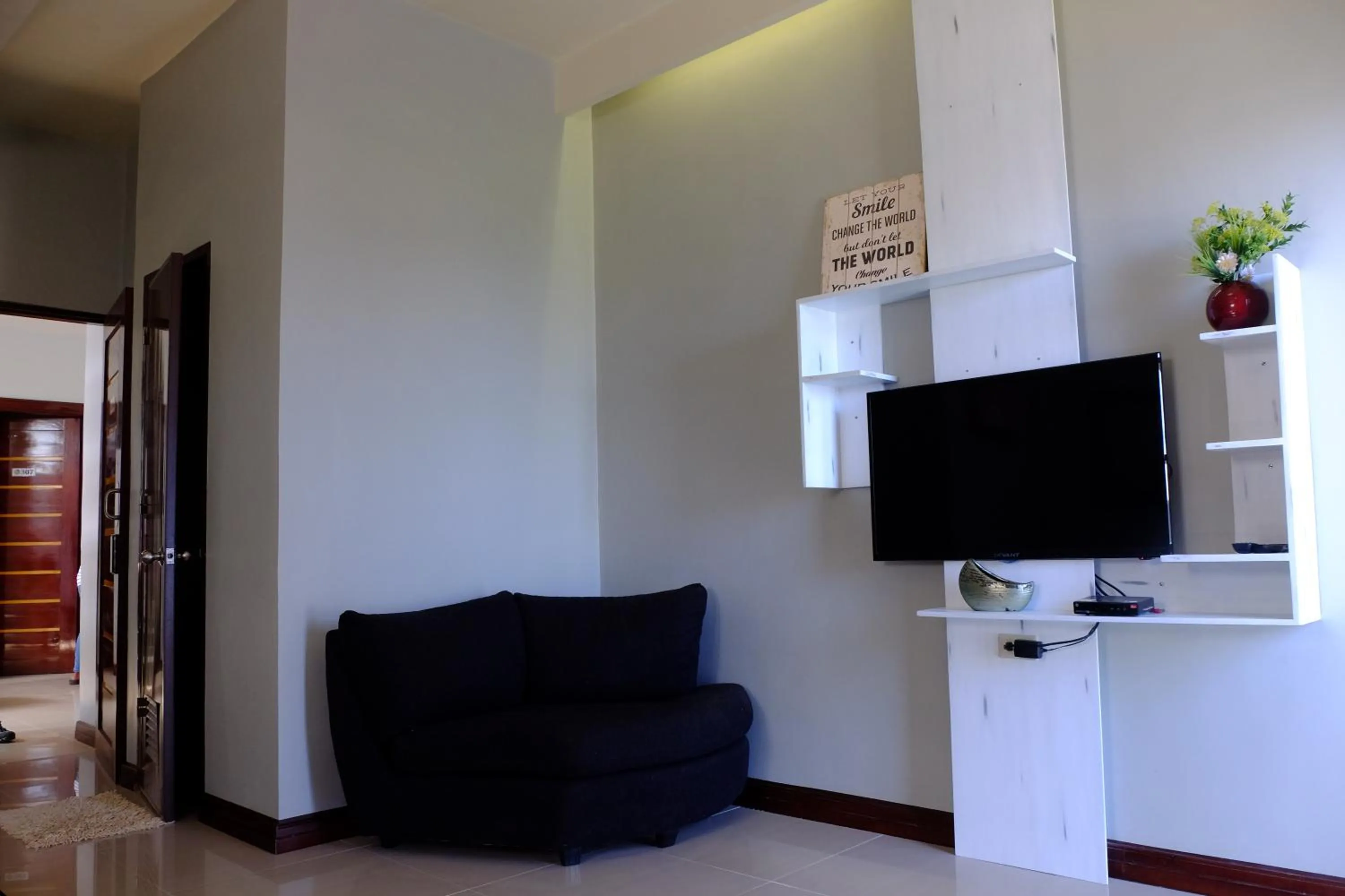 TV and multimedia in Pacific Waves Inn (Annex)