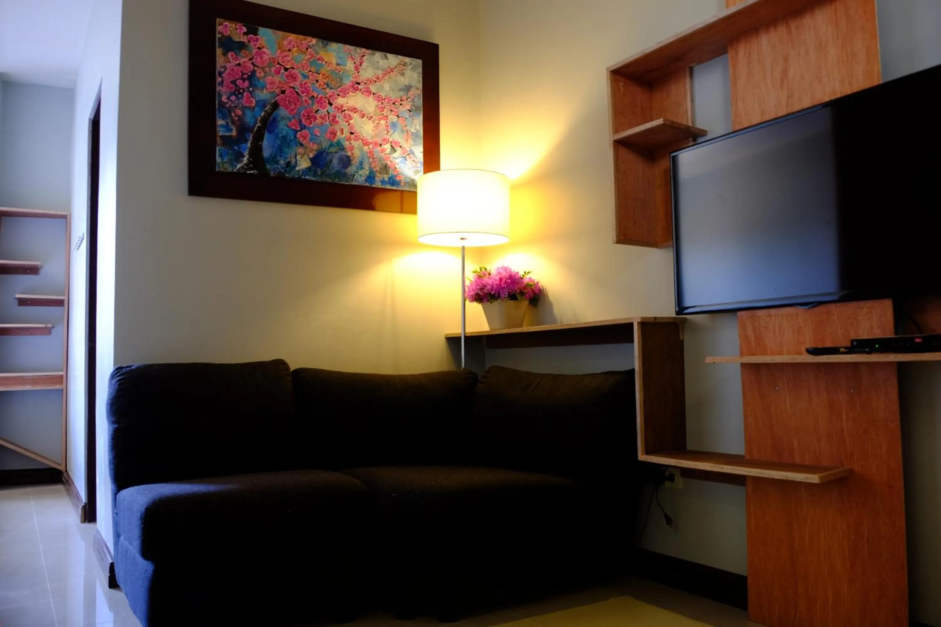 TV and multimedia in Pacific Waves Inn (Annex)
