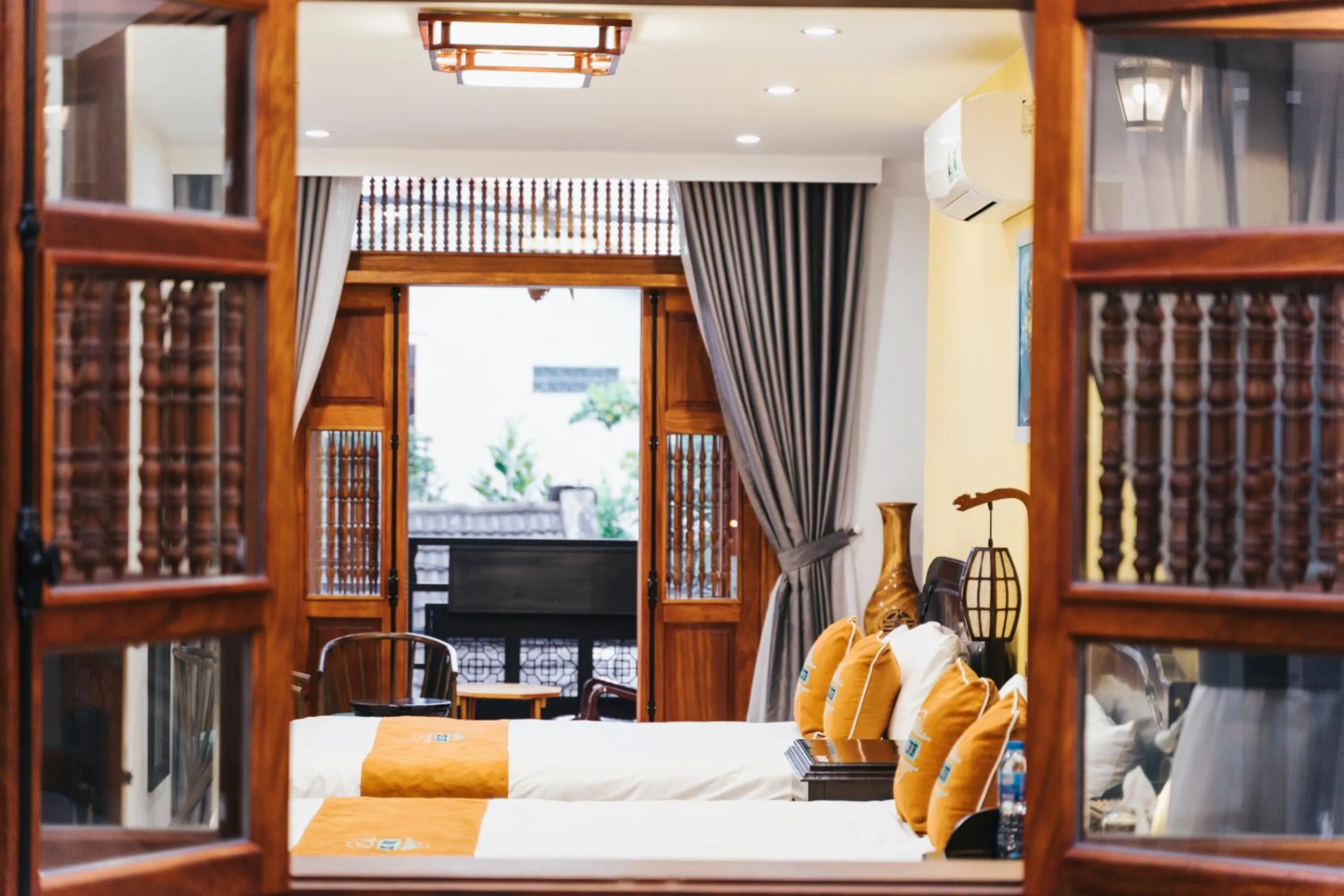 Photo of the whole room, Bed in Hue 1962 INN