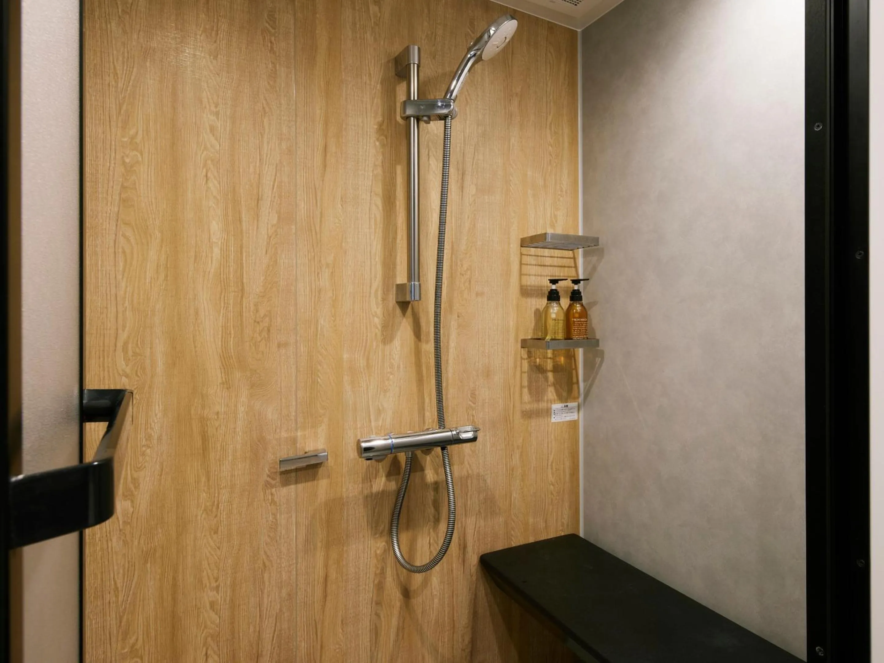 Shower in Minn Ueno Iriya