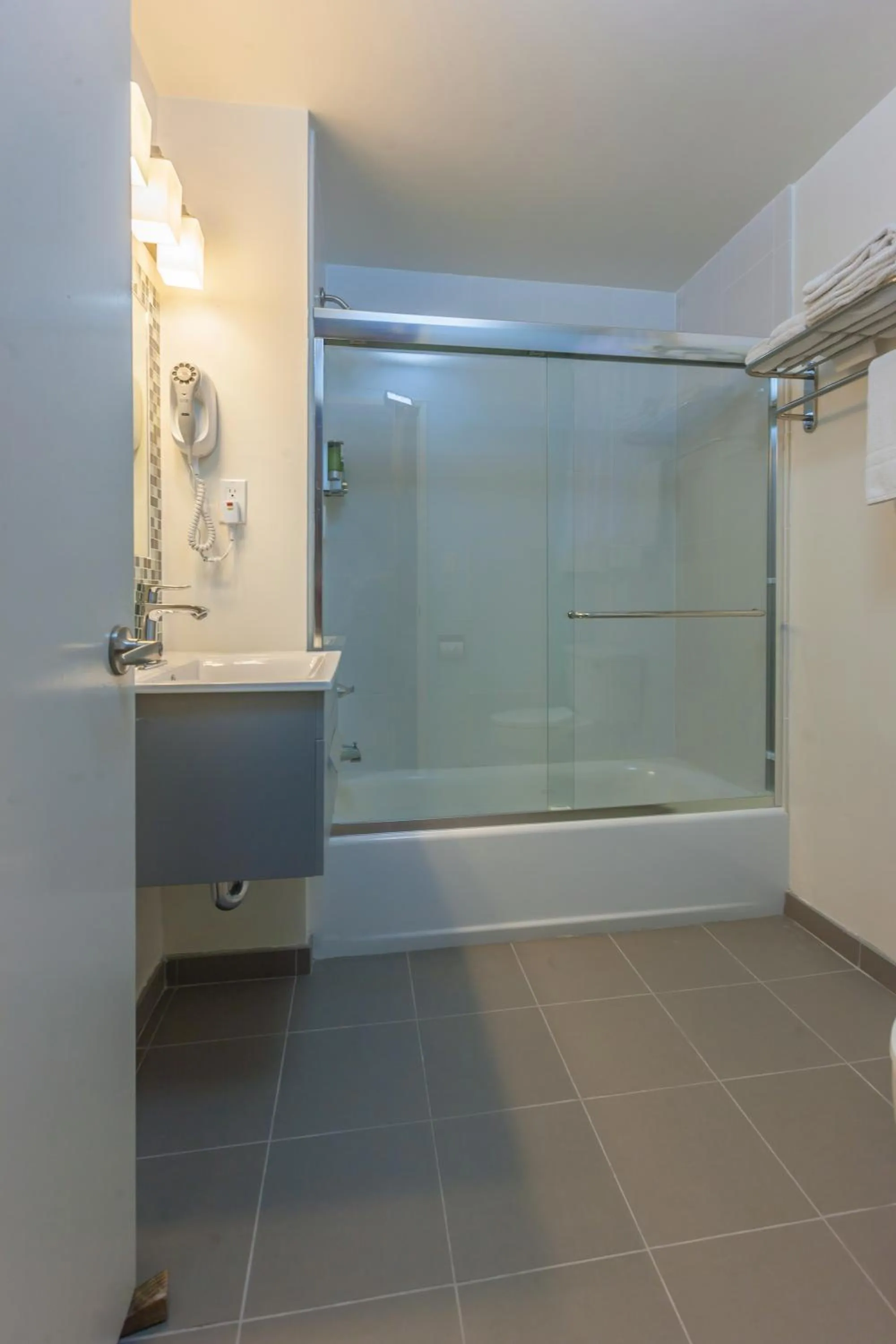 Bathroom in Grant Plaza Hotel