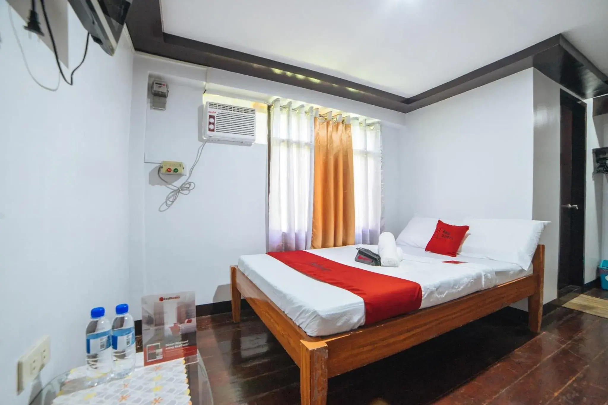 Double Room in RedDoorz near San Juanico Bridge Double Room in RedDoorz near San Juanico Bridge