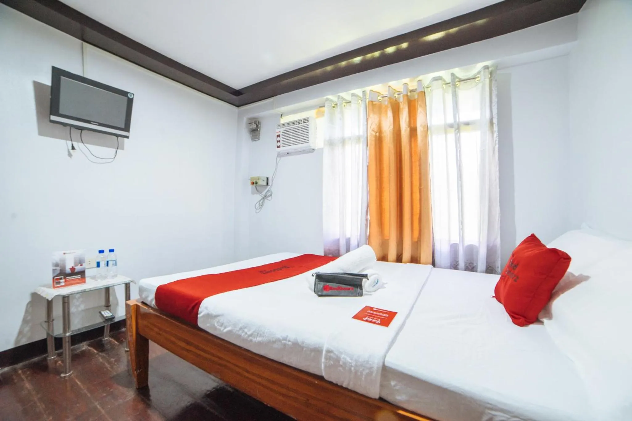 Photo of the whole room, Bed in RedDoorz near San Juanico Bridge