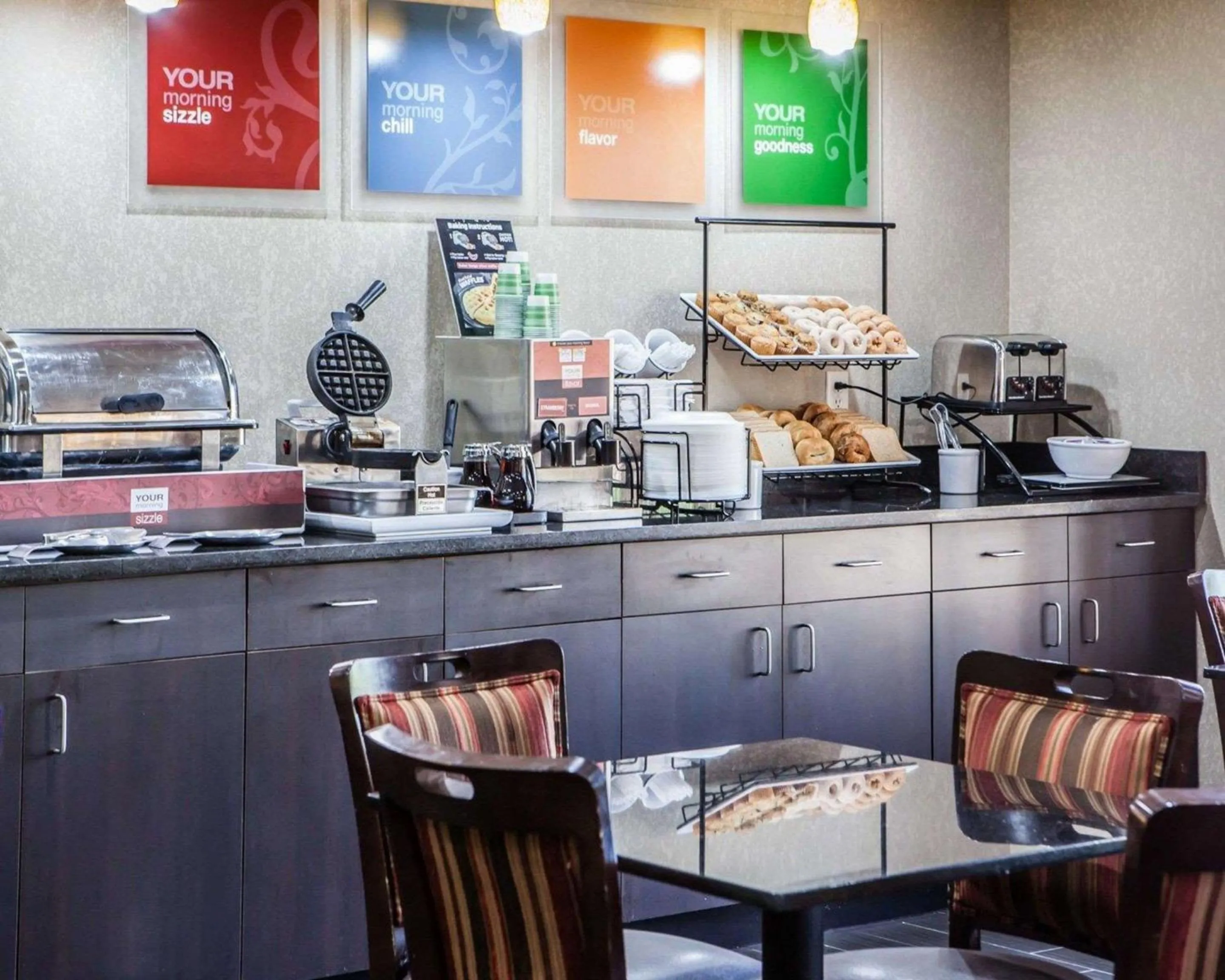 Breakfast in Comfort Inn Lees Summit - Hwy 50 & Hwy 291