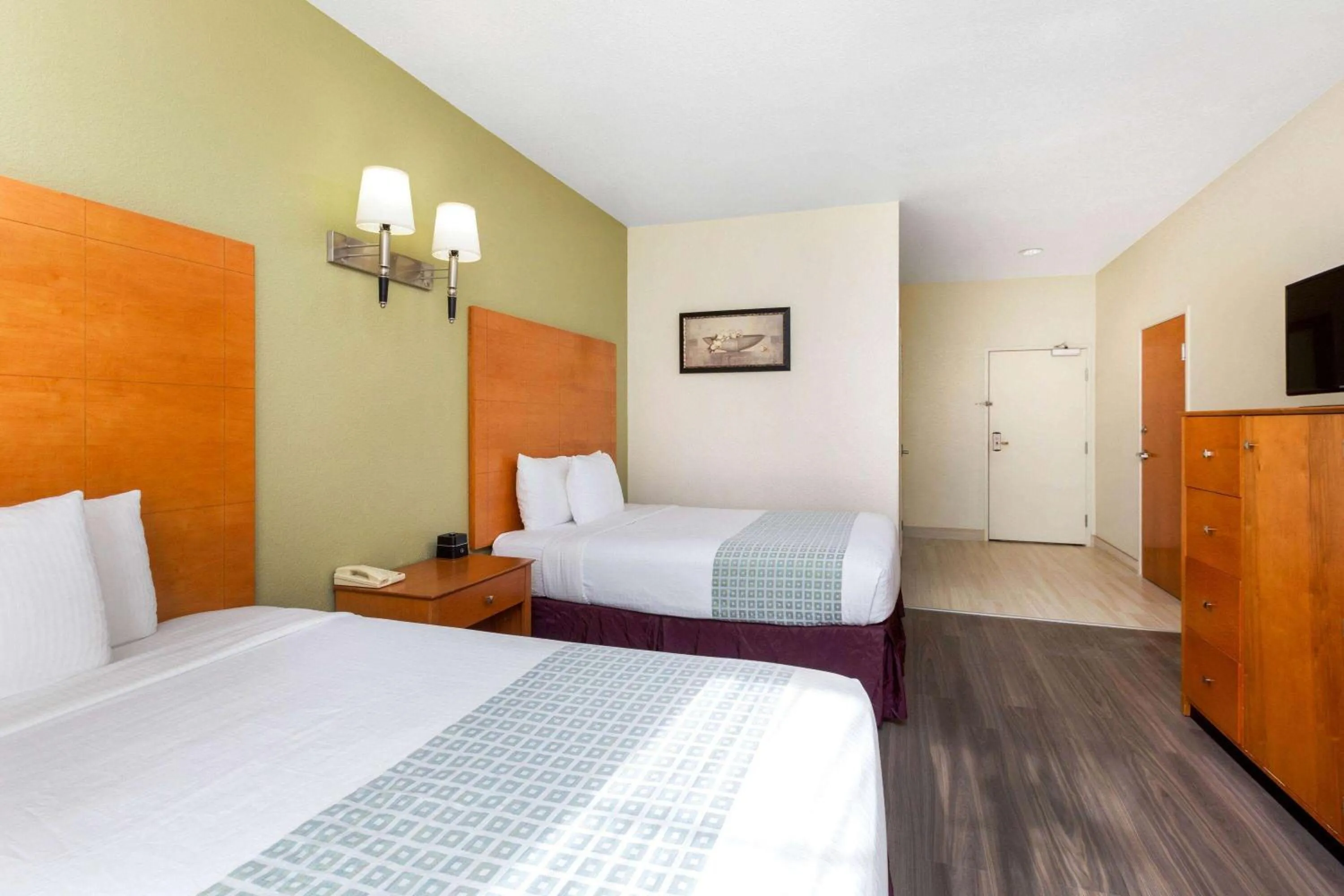 Photo of the whole room, Bed in La Quinta by Wyndham Tulare