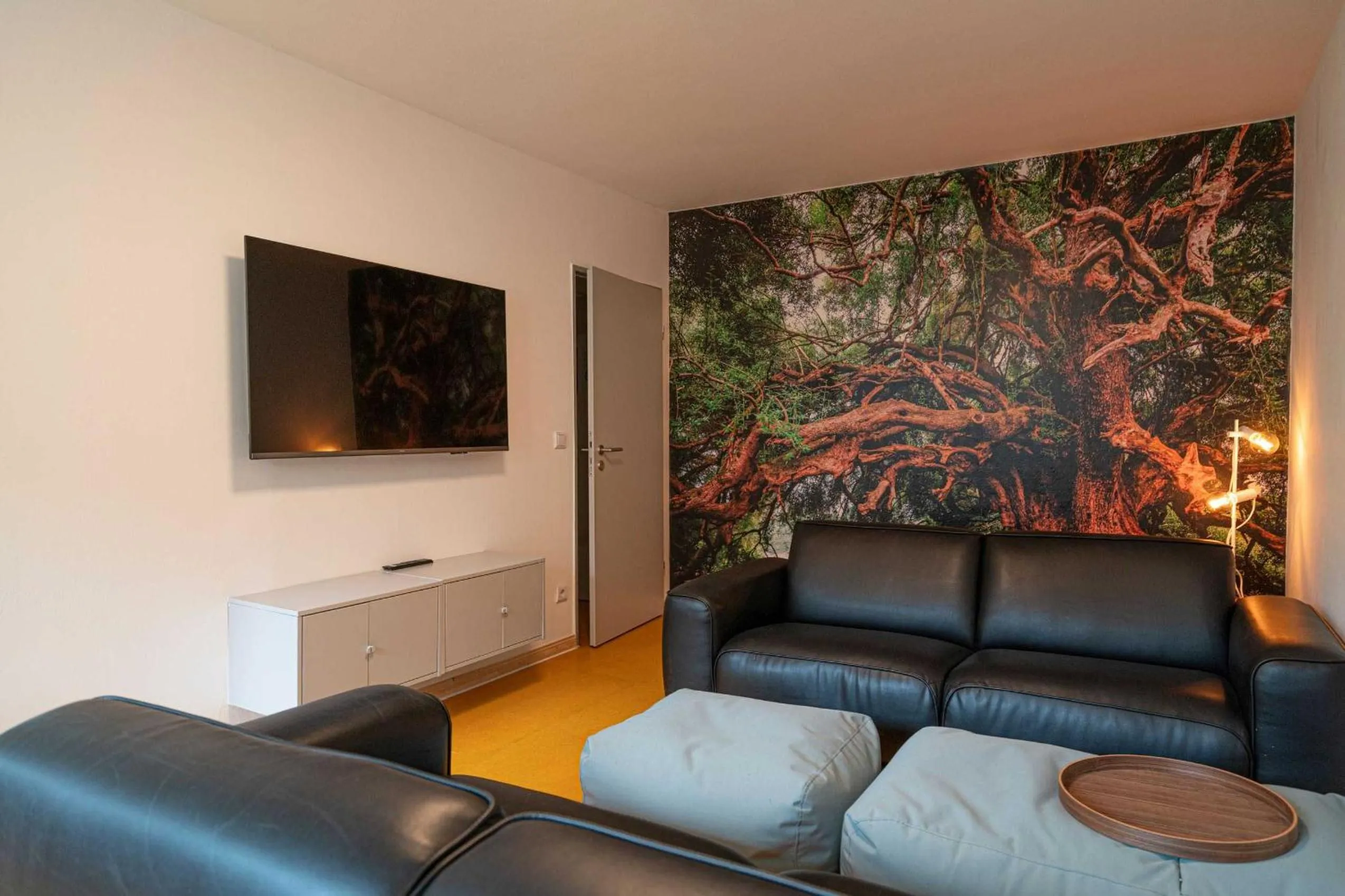 Communal lounge/ TV room in BIG MAMA Berlin