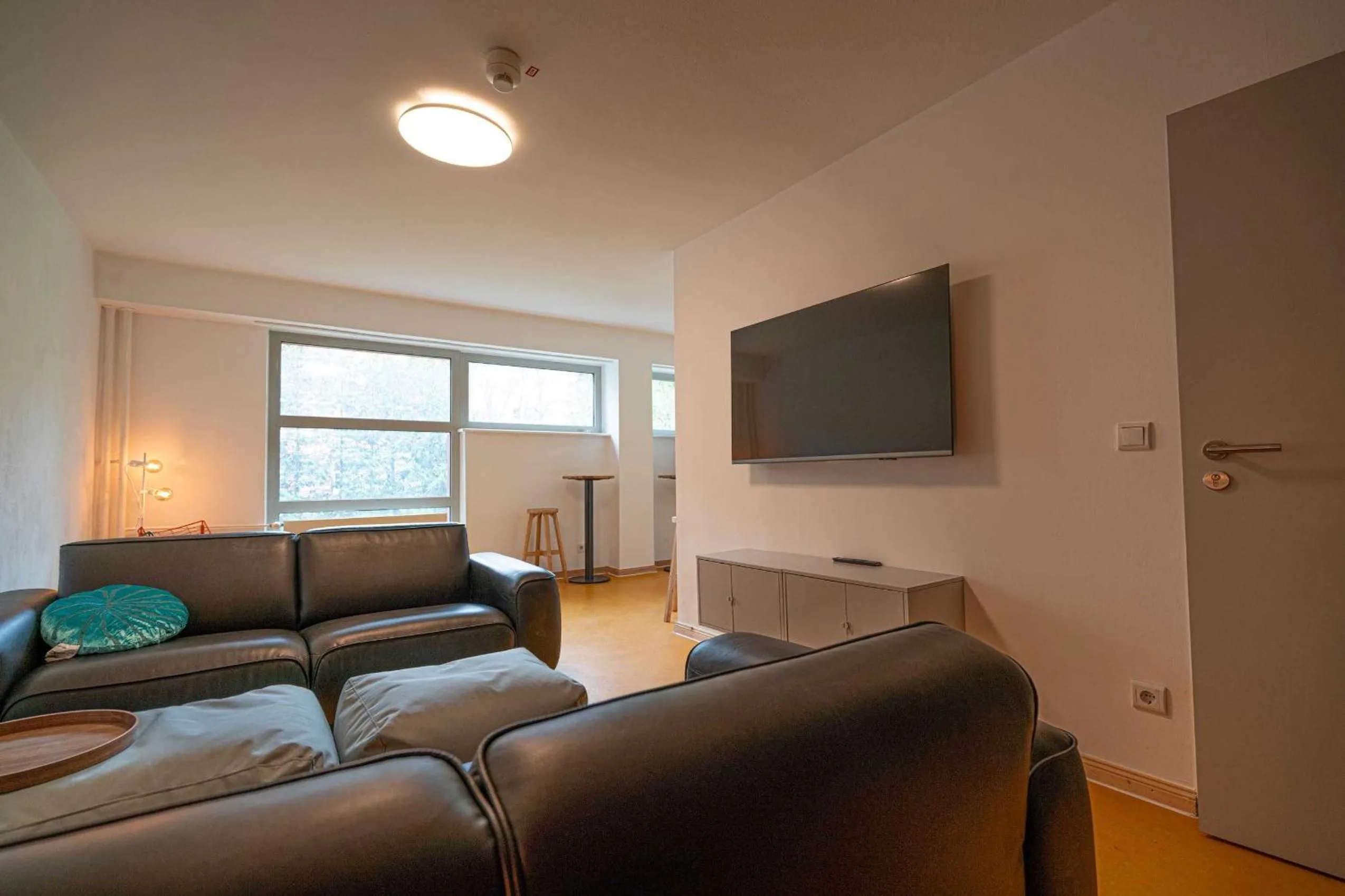 Communal lounge/ TV room in BIG MAMA Berlin