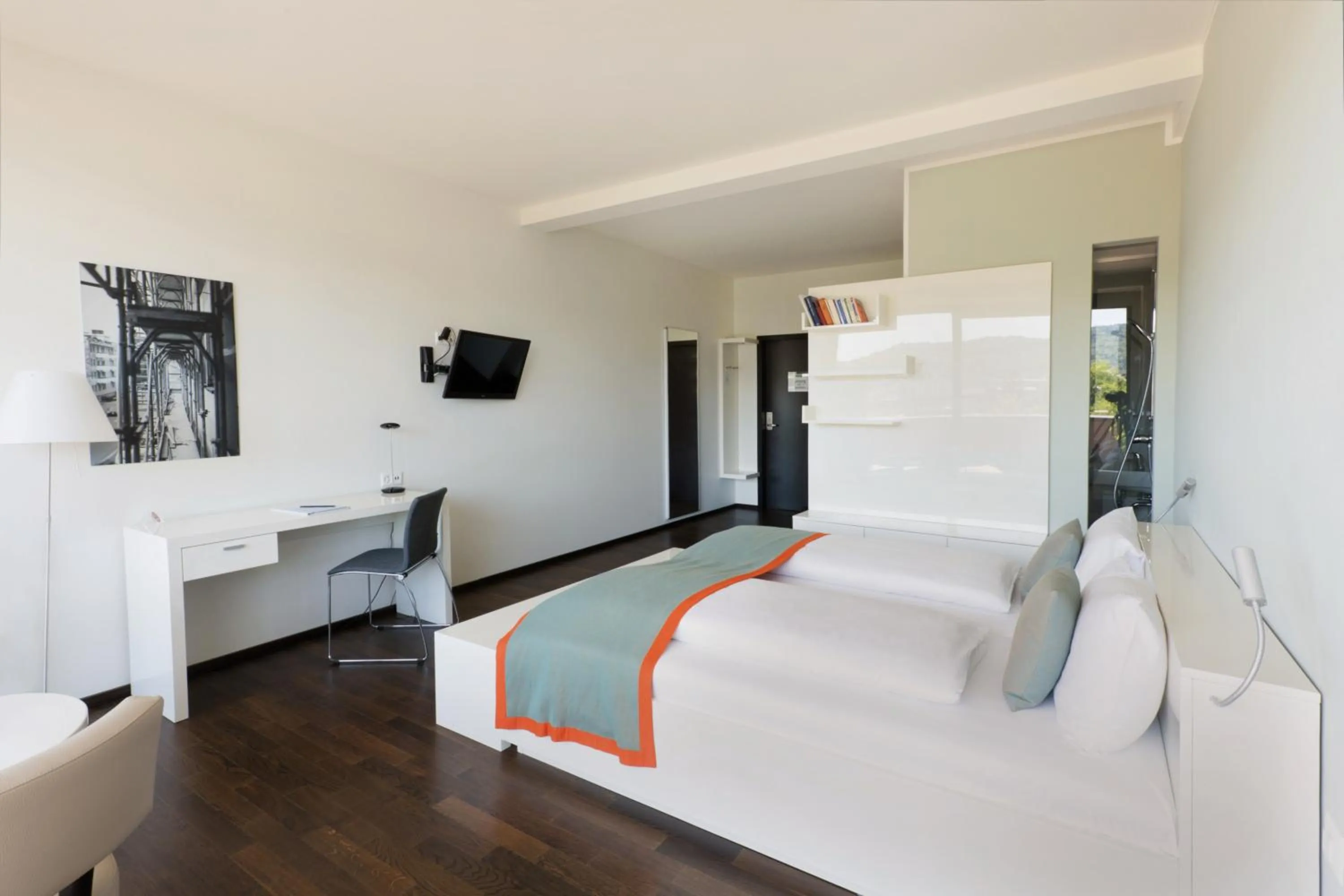 Photo of the whole room, Bed in THE FLAG Zürich