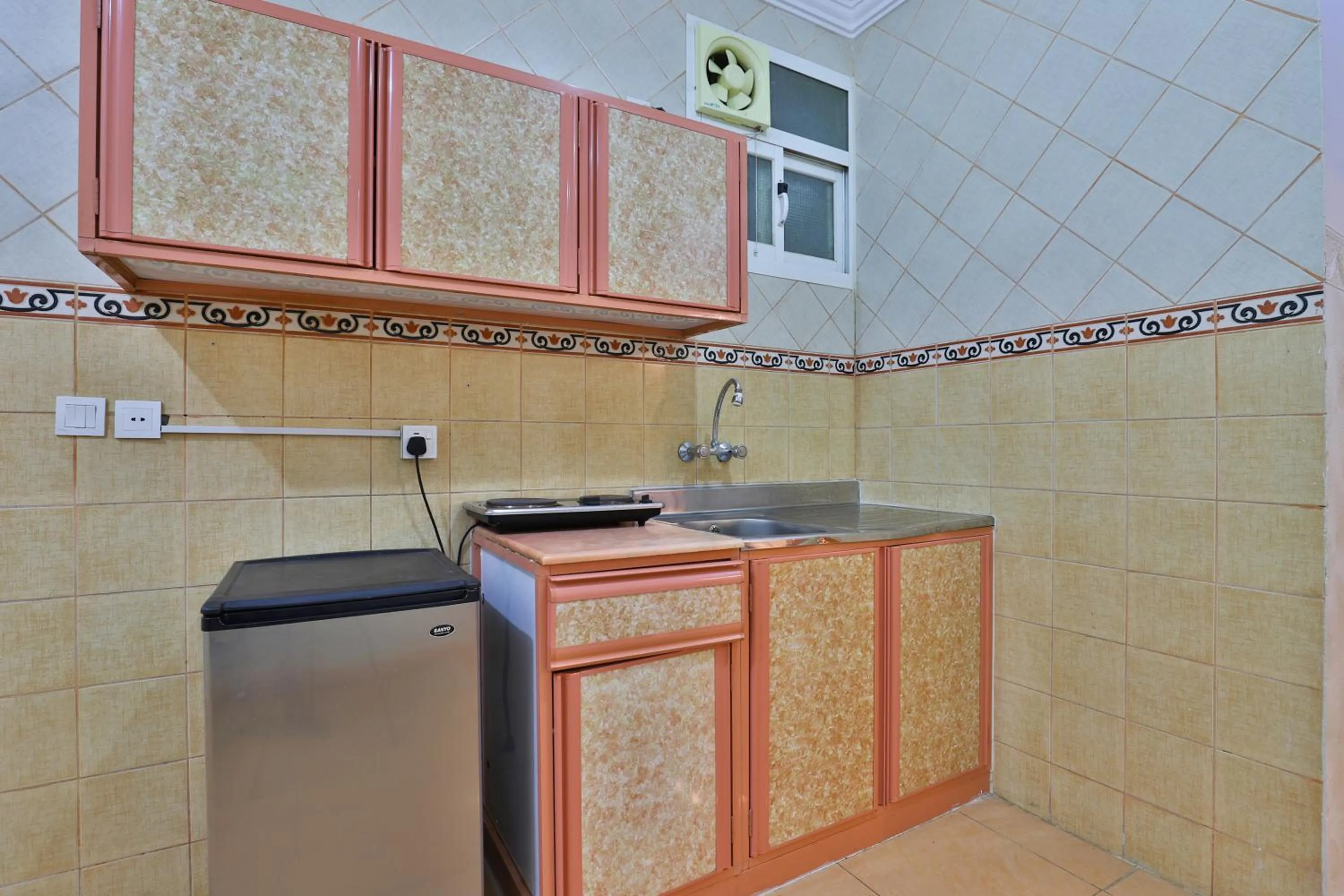Communal kitchen, Kitchen/Kitchenette in OYO 369 Arwa Alqosor