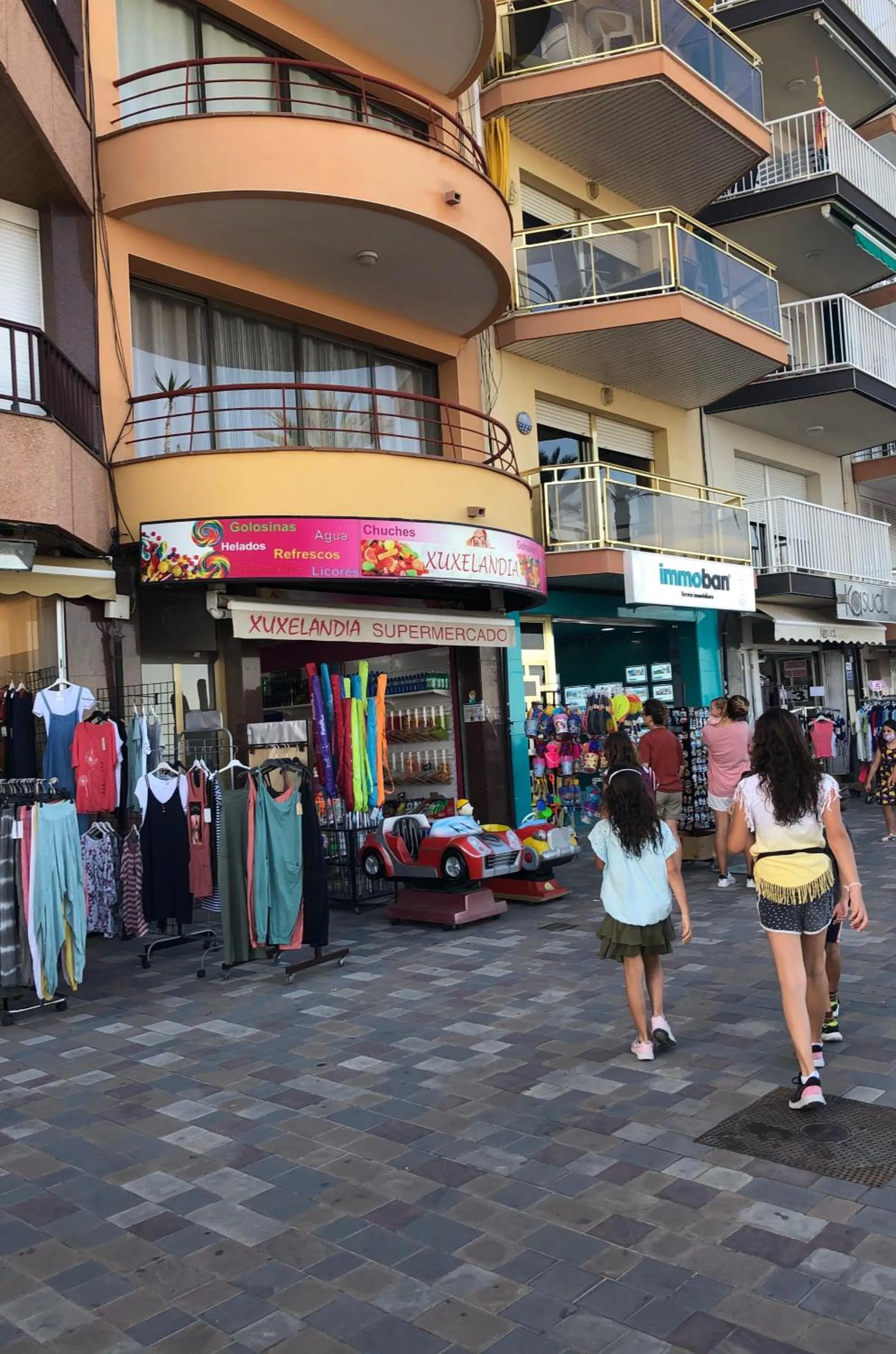 Shopping Area in Face à La Mer