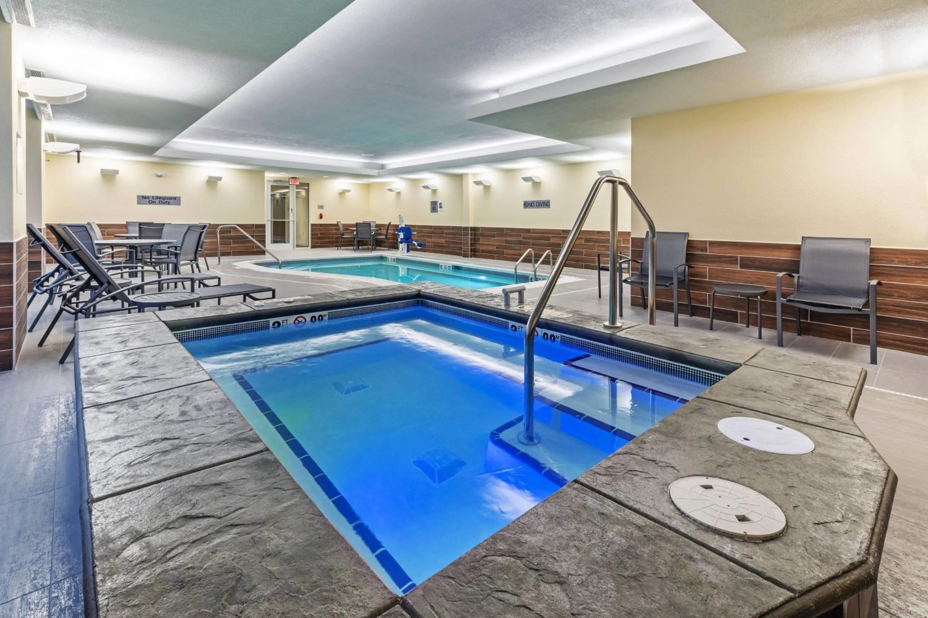 Swimming pool in Fairfield by Marriott Inn & Suites Aberdeen, SD
