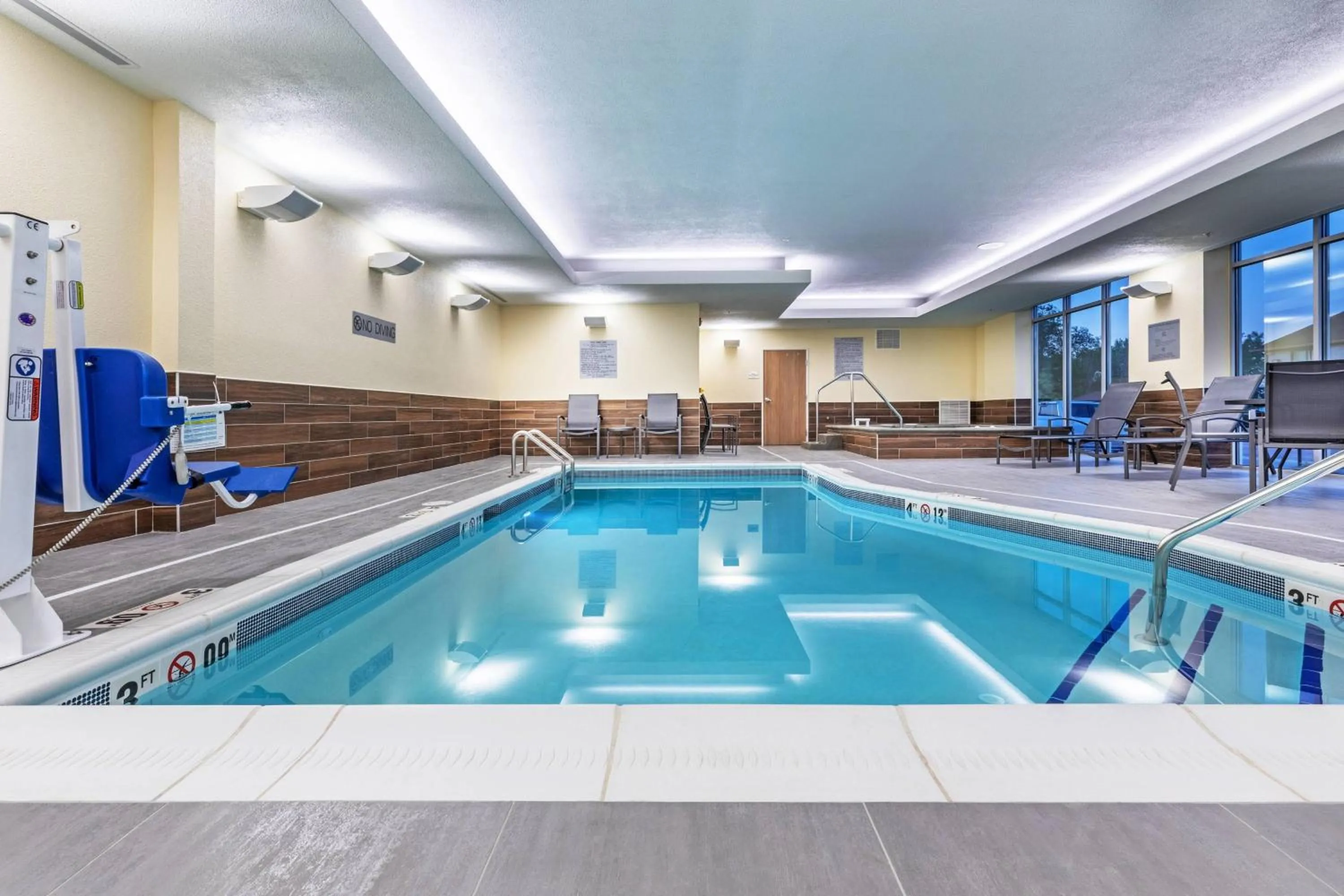 Swimming pool in Fairfield by Marriott Inn & Suites Aberdeen, SD