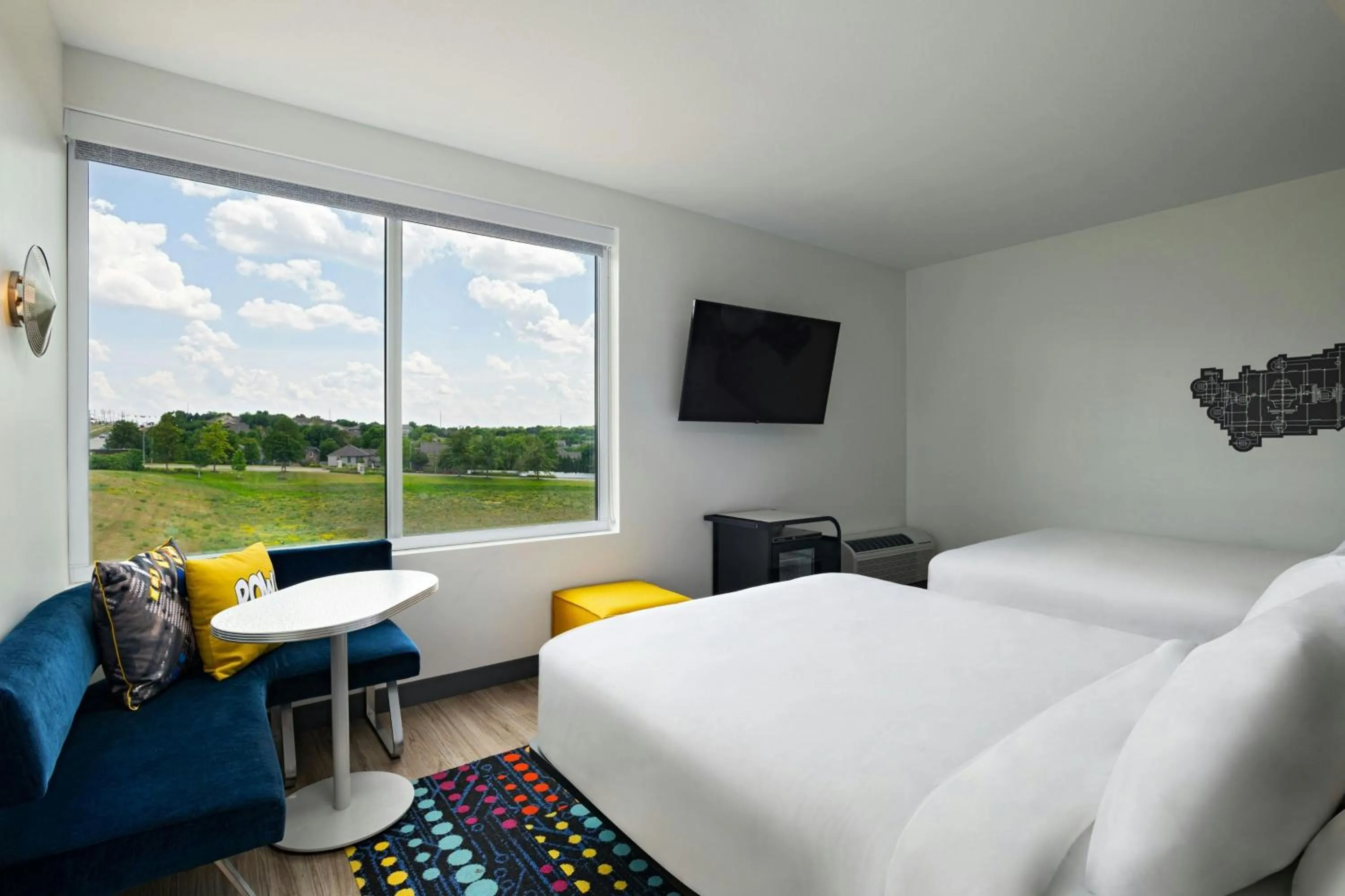 Photo of the whole room, Bed in Aloft Omaha West