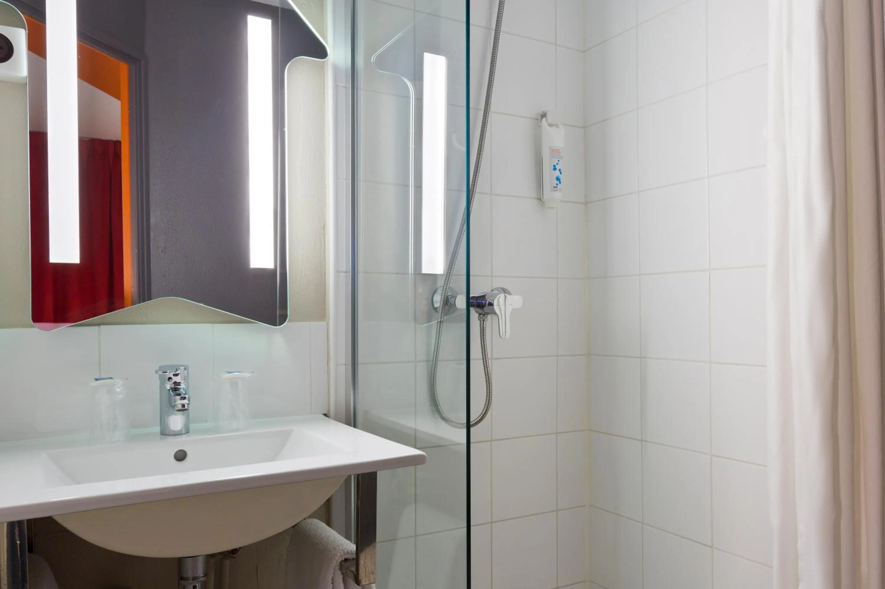 Bathroom in ibis budget Chilly-Mazarin Les Champarts