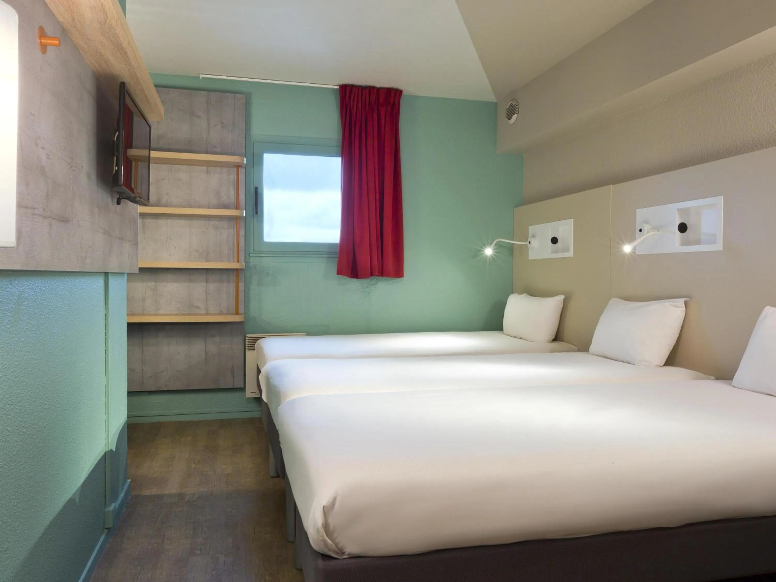 Bedroom, Bed in ibis budget Chilly-Mazarin Les Champarts