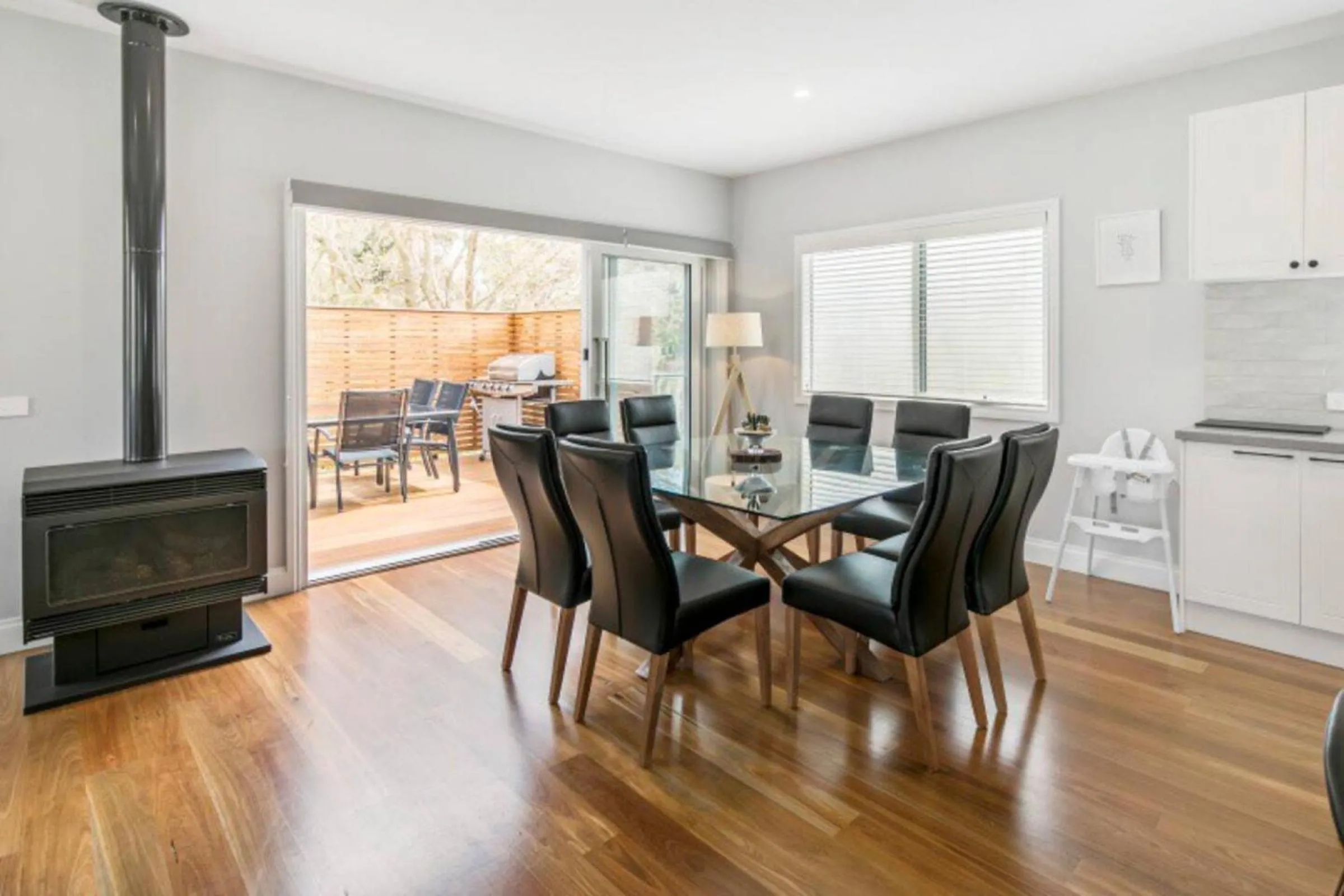 Dining area in HALE KUPA Rye Beach House Spa Table Tennis