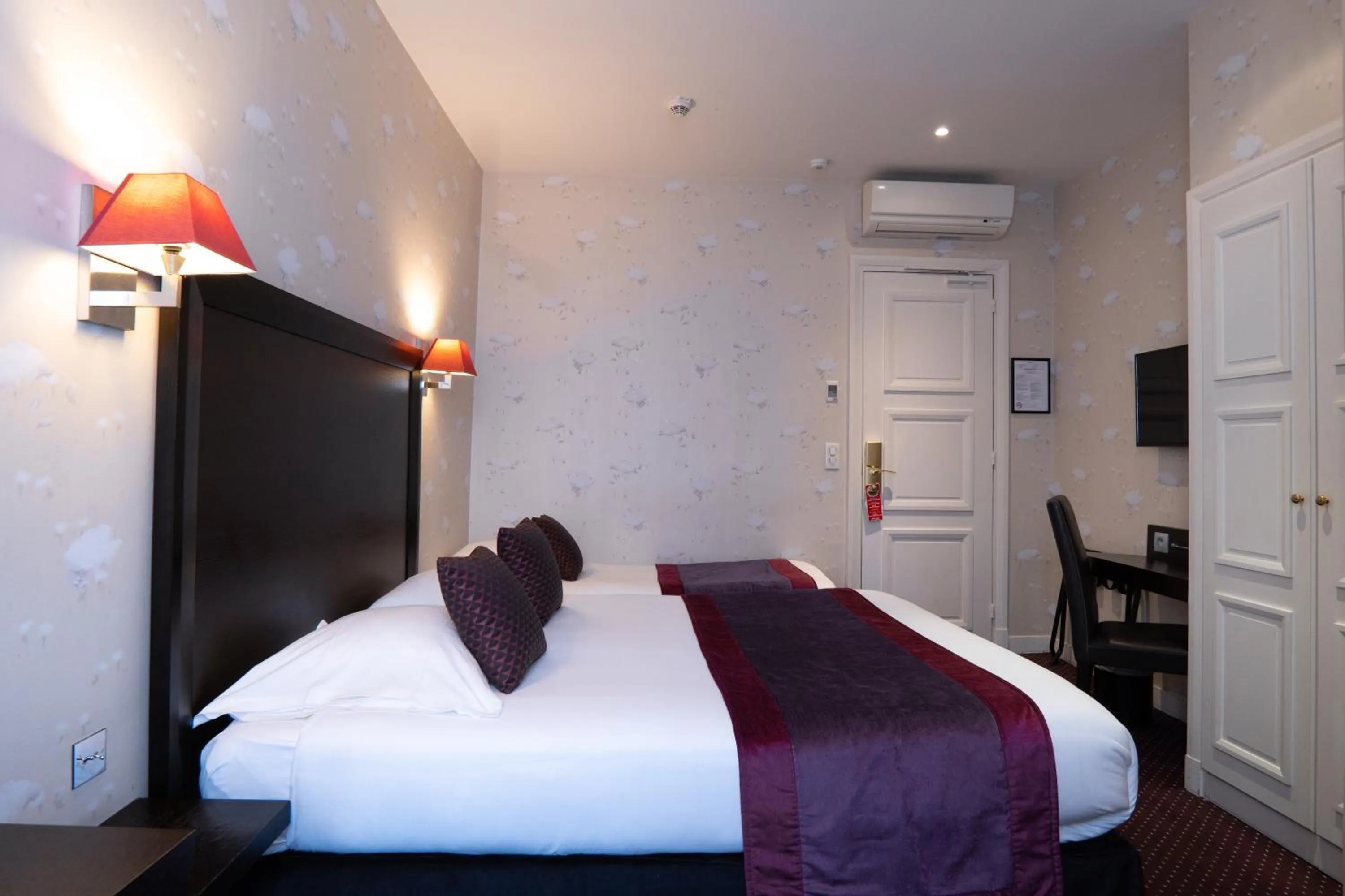 Bedroom, Bed in Virgina