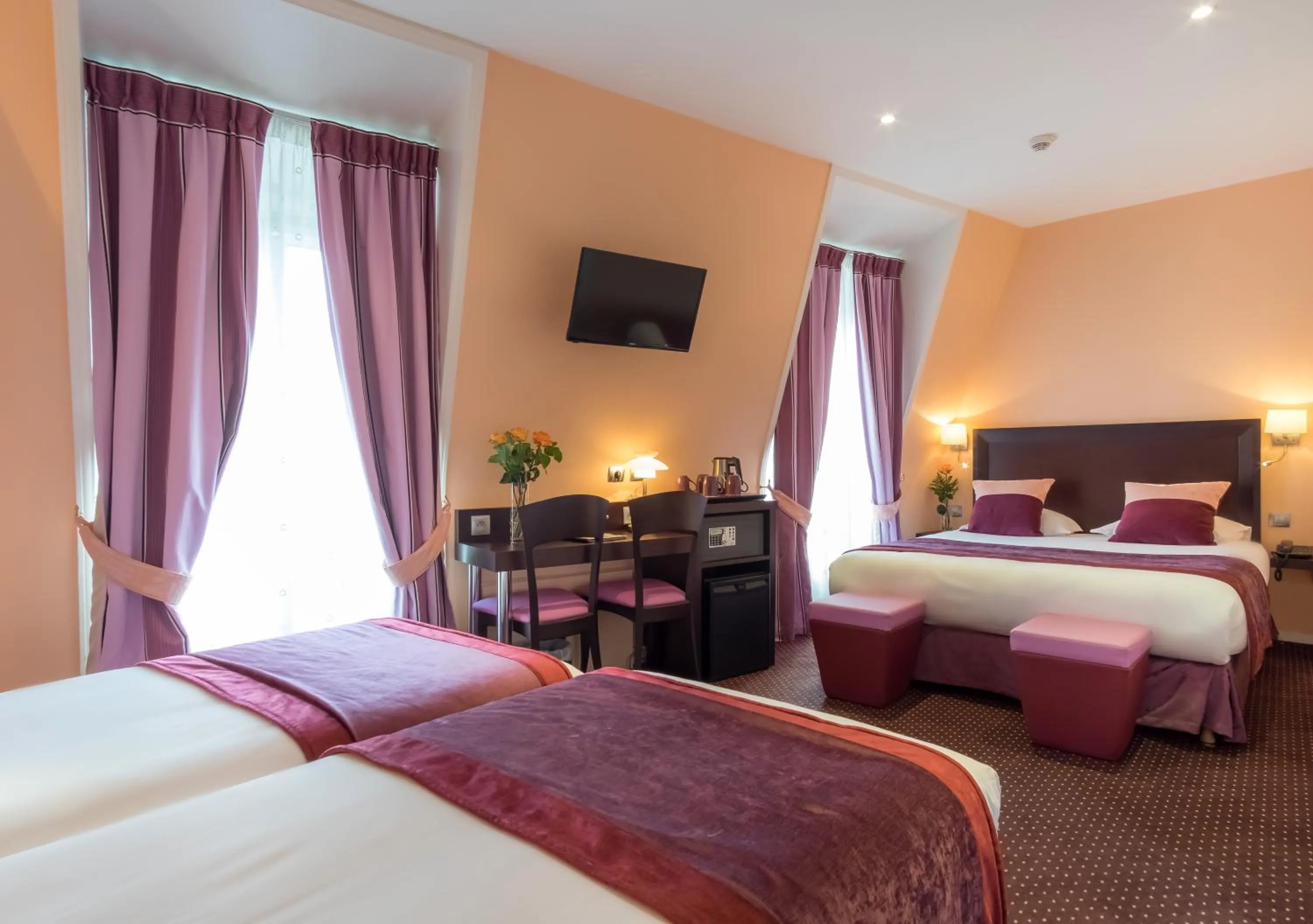 Photo of the whole room, Bed in Virgina