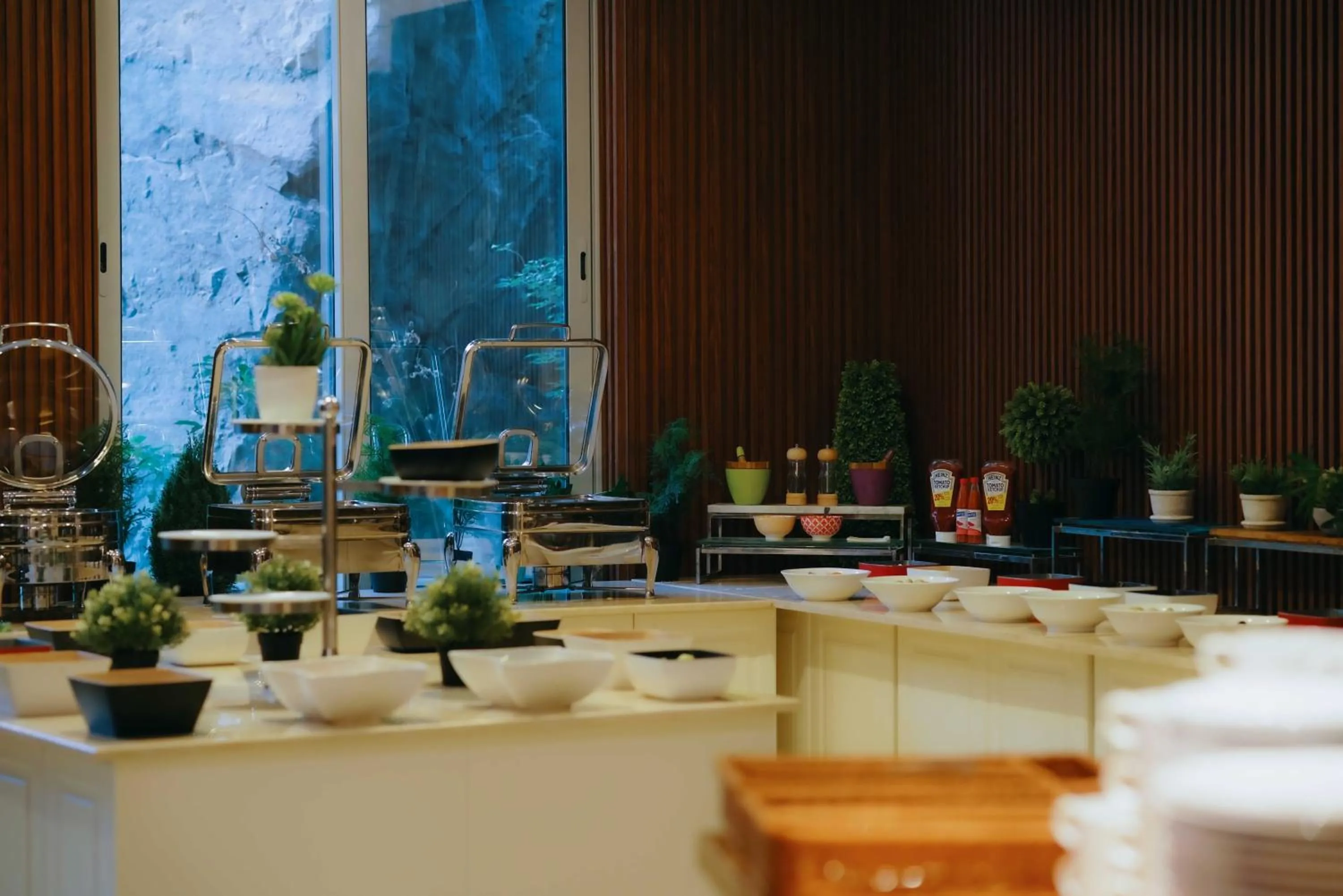 Restaurant/places to eat in Nour Althuria Hotel - Elaf Almaqam