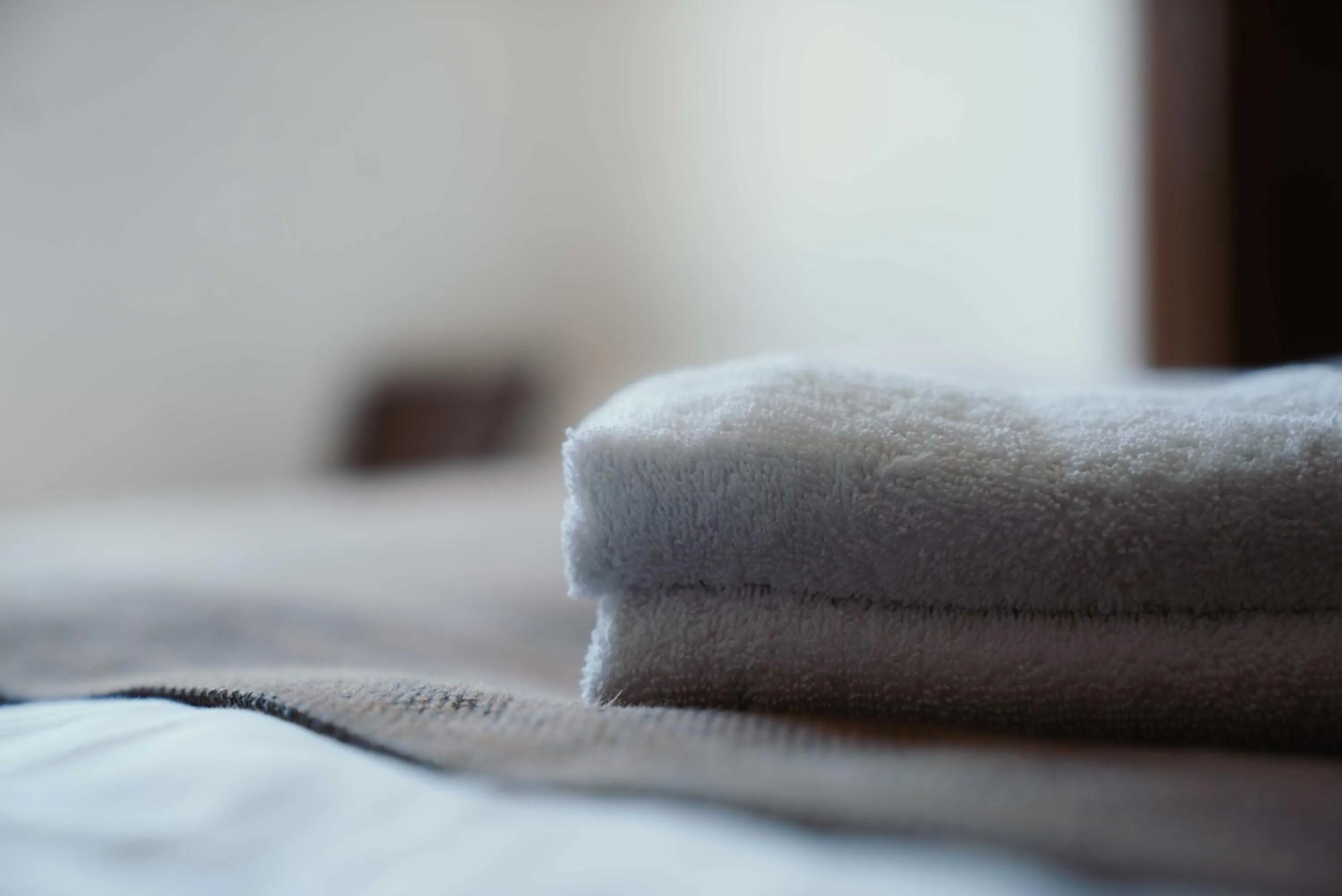 towels, Bed in Nour Althuria Hotel - Elaf Almaqam