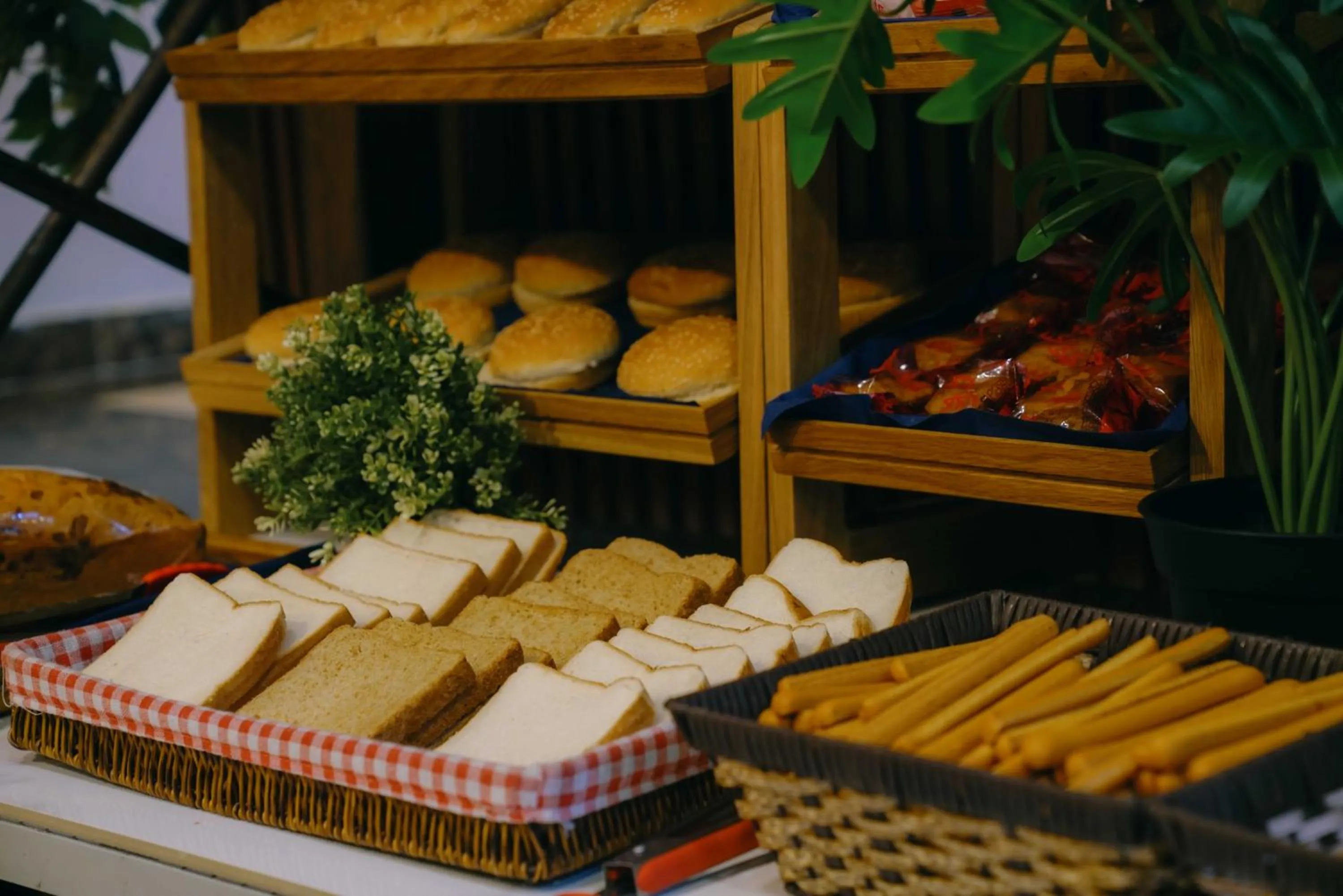 Restaurant/places to eat in Nour Althuria Hotel - Elaf Almaqam