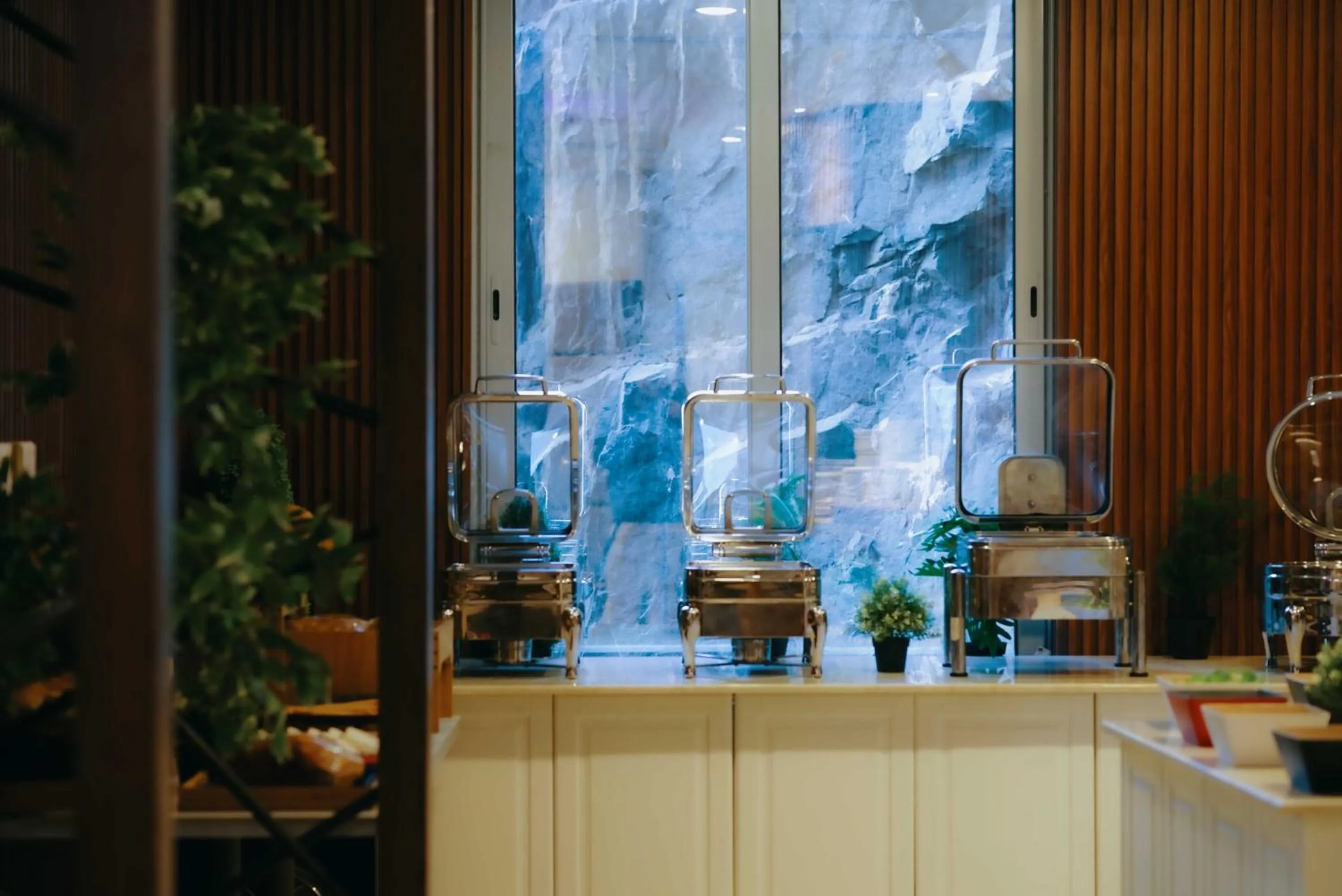 Restaurant/places to eat in Nour Althuria Hotel - Elaf Almaqam