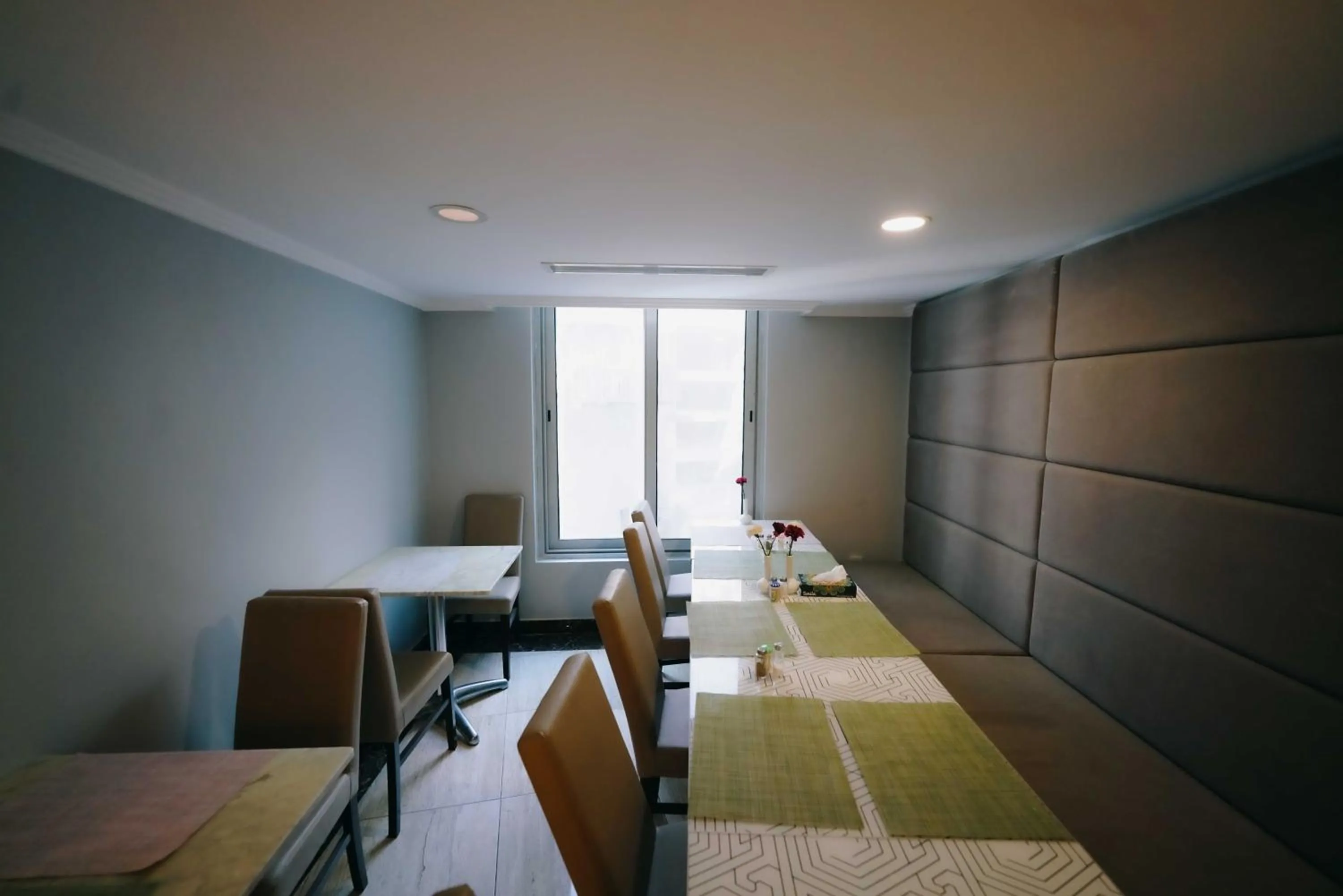 Restaurant/places to eat in Nour Althuria Hotel - Elaf Almaqam