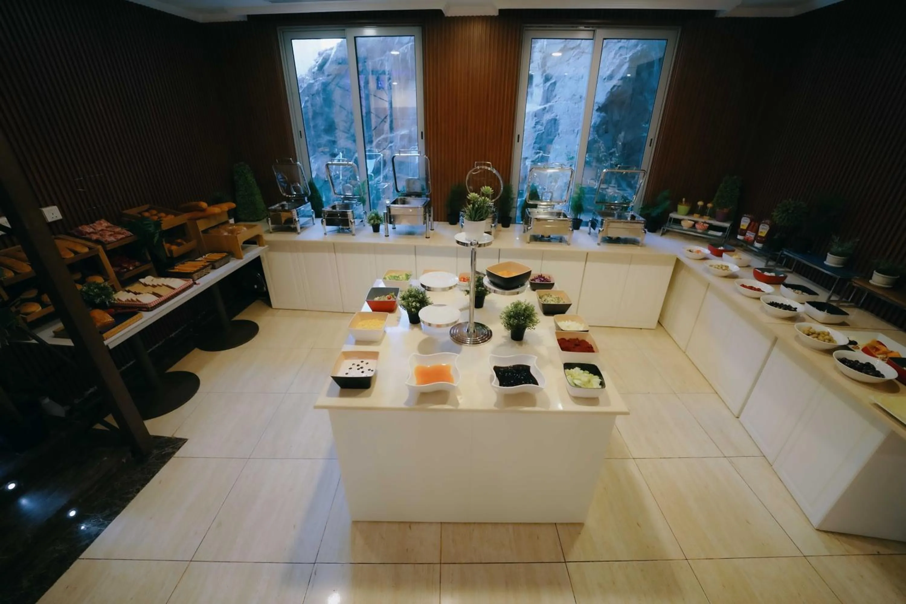 Restaurant/places to eat in Nour Althuria Hotel - Elaf Almaqam