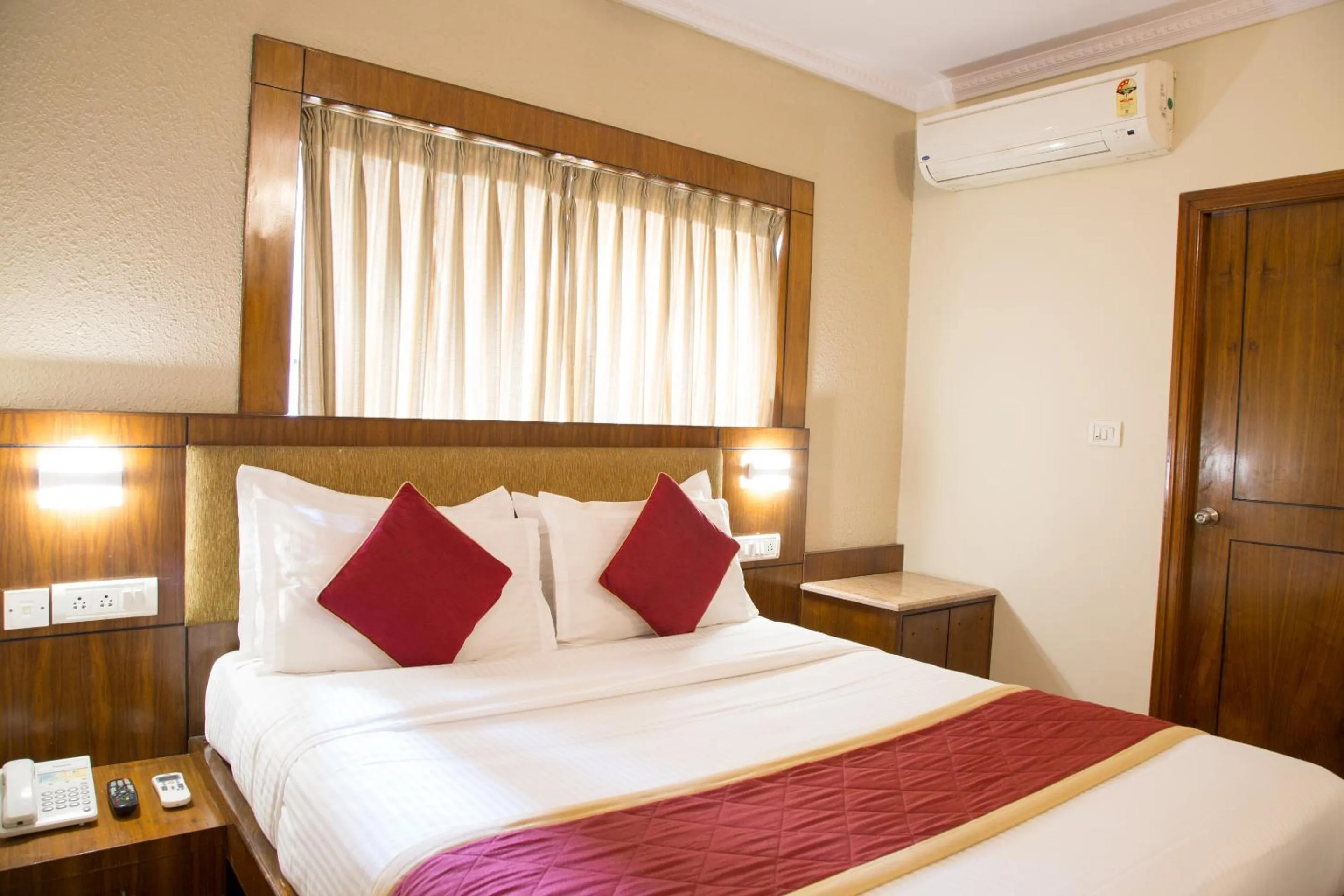 Bedroom, Bed in New Rainbow Business Hotel