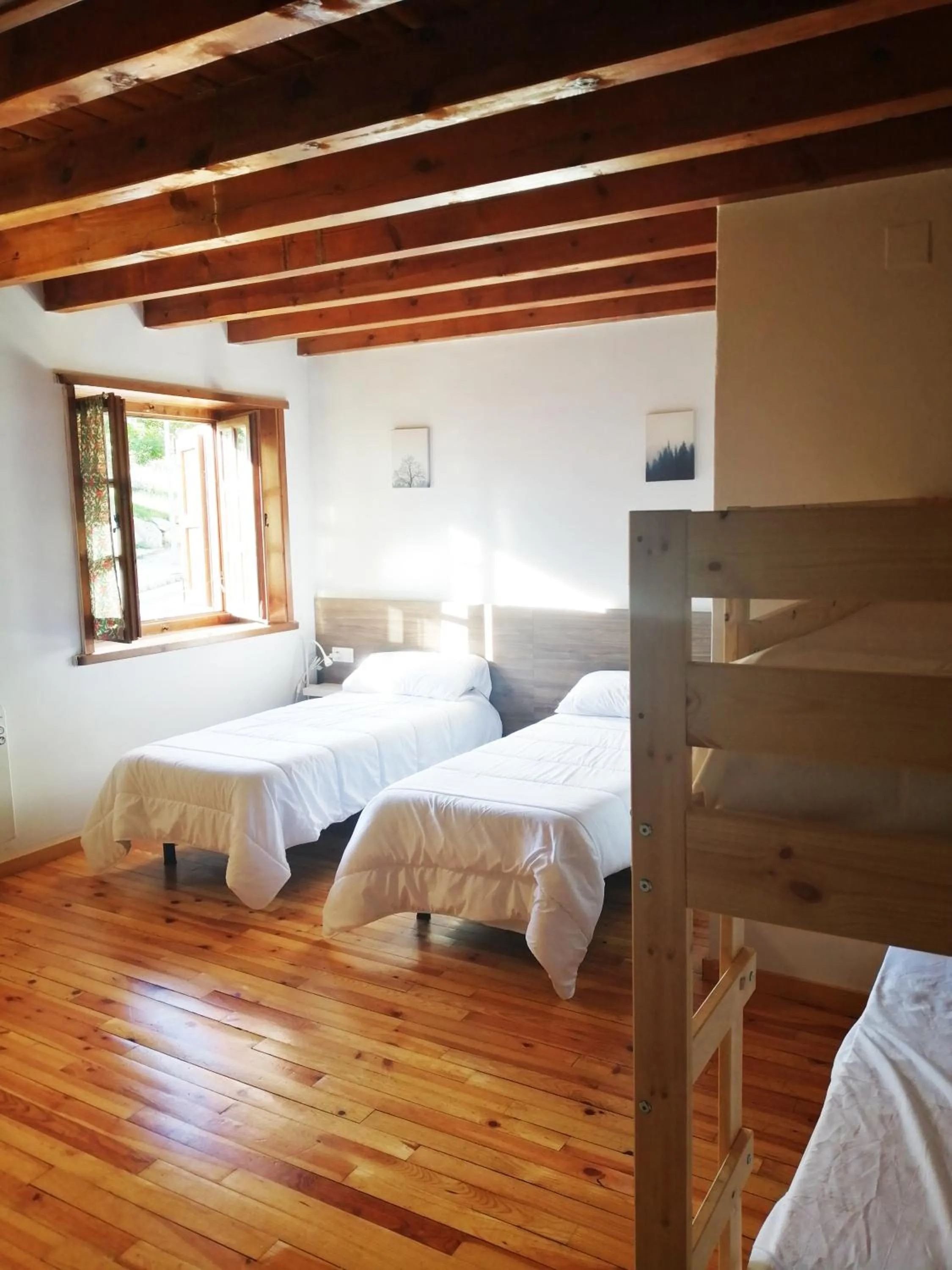 Photo of the whole room, Bed in SNÖ Vall de Boí