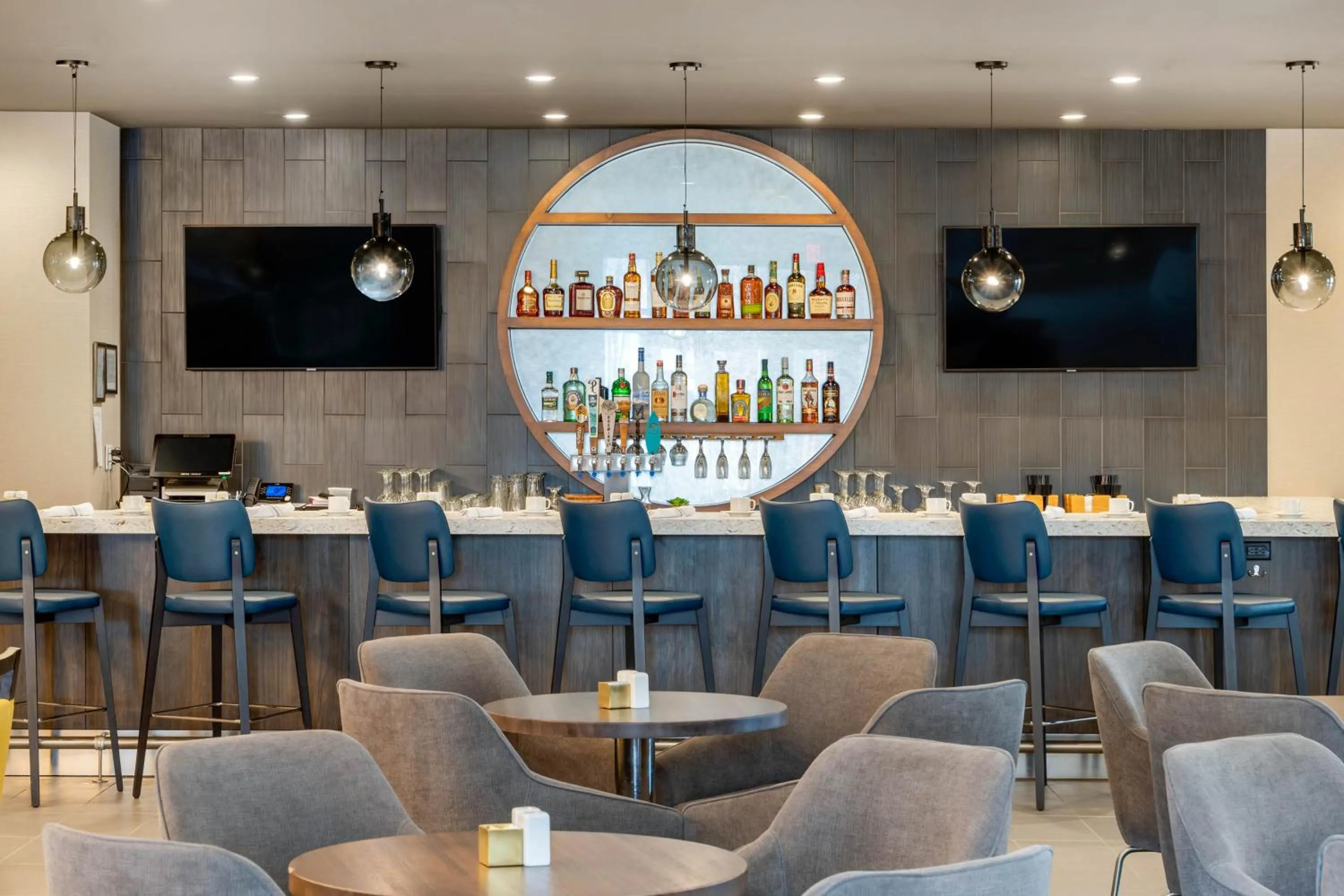 Lounge or bar in DoubleTree by Hilton Summerville Nexton