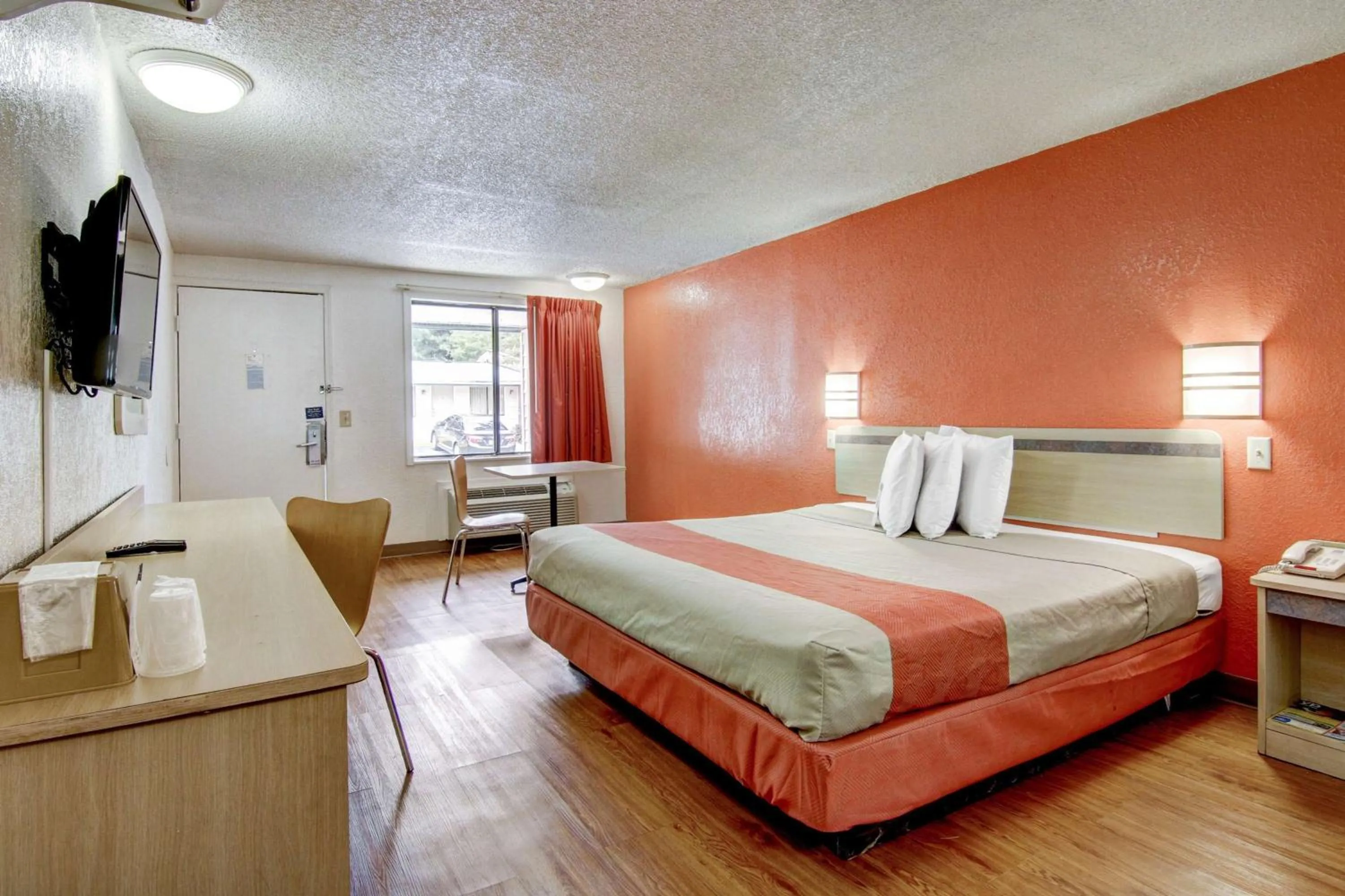 Photo of the whole room, Bed in Motel 6-Union City, GA - Atlanta Airport