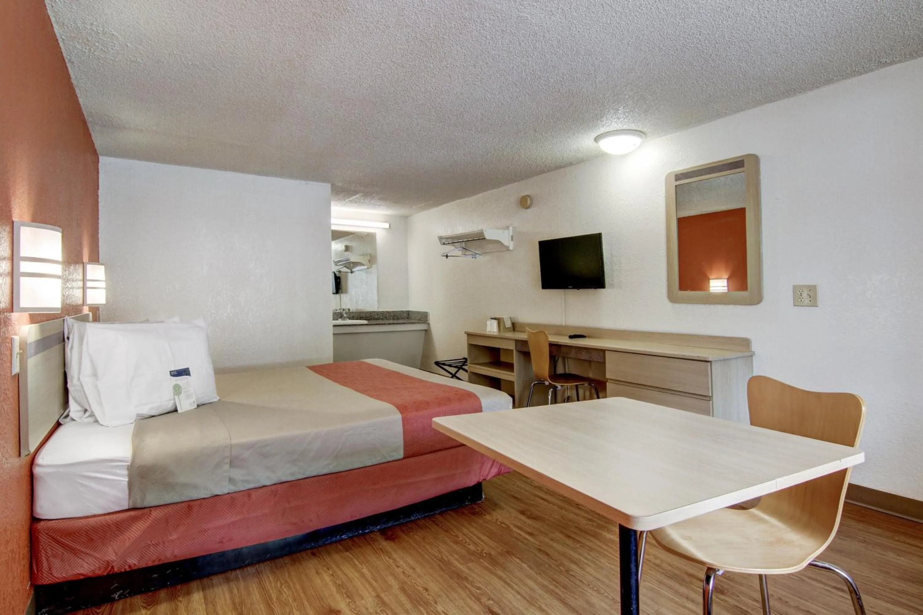 Bedroom, Bed in Motel 6-Union City, GA - Atlanta Airport