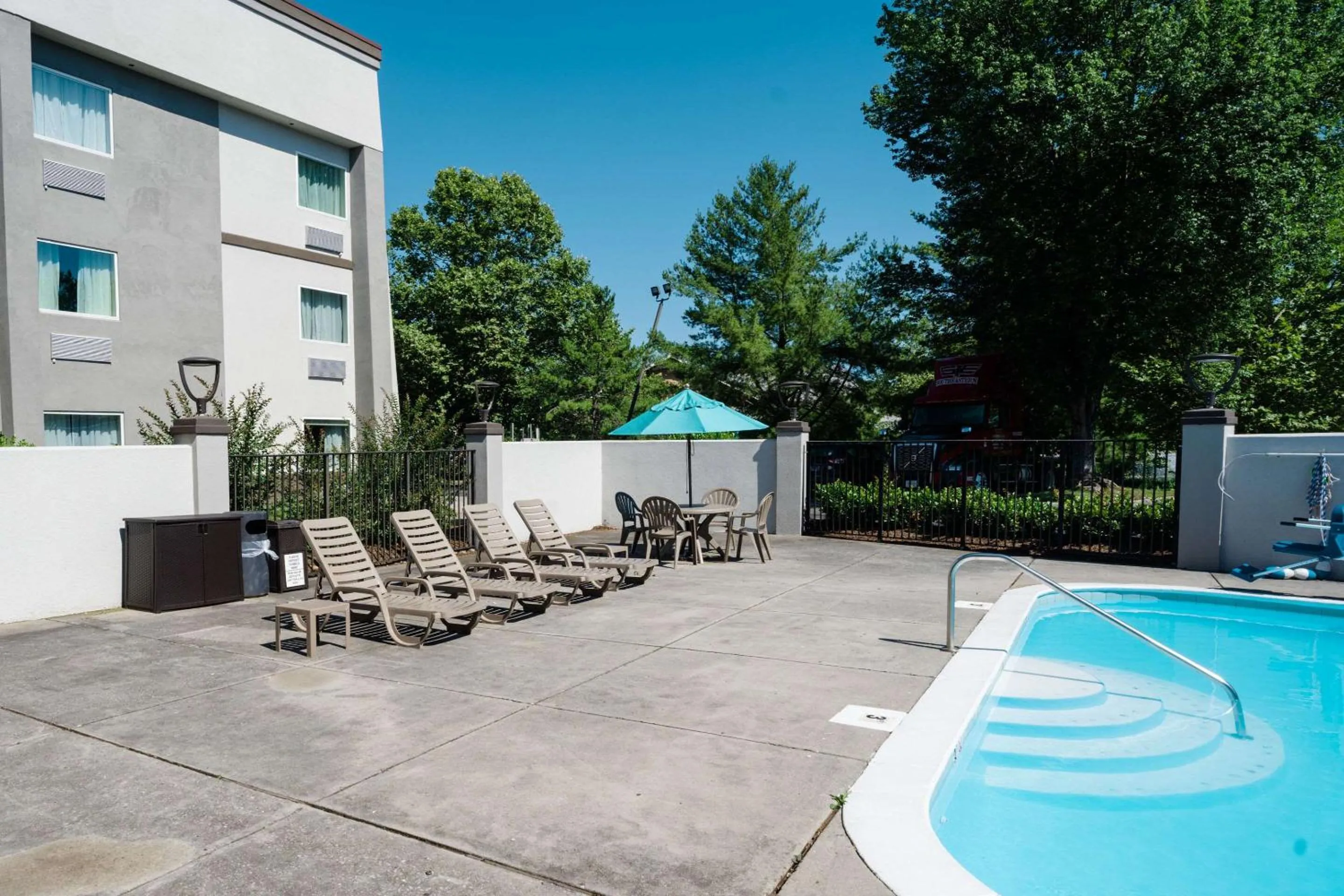 Swimming pool in Sleep Inn & Suites West Knoxville