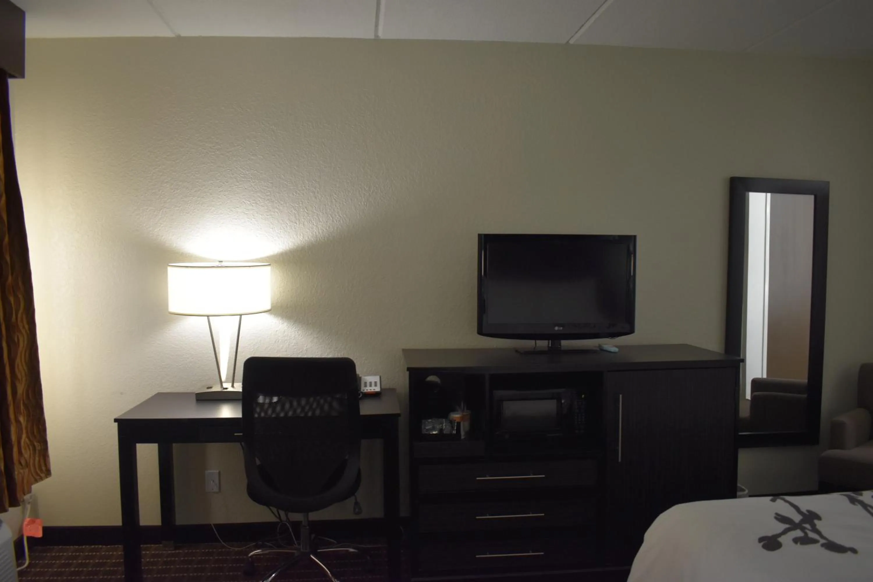 TV and multimedia, Bed in Sleep Inn & Suites West Knoxville