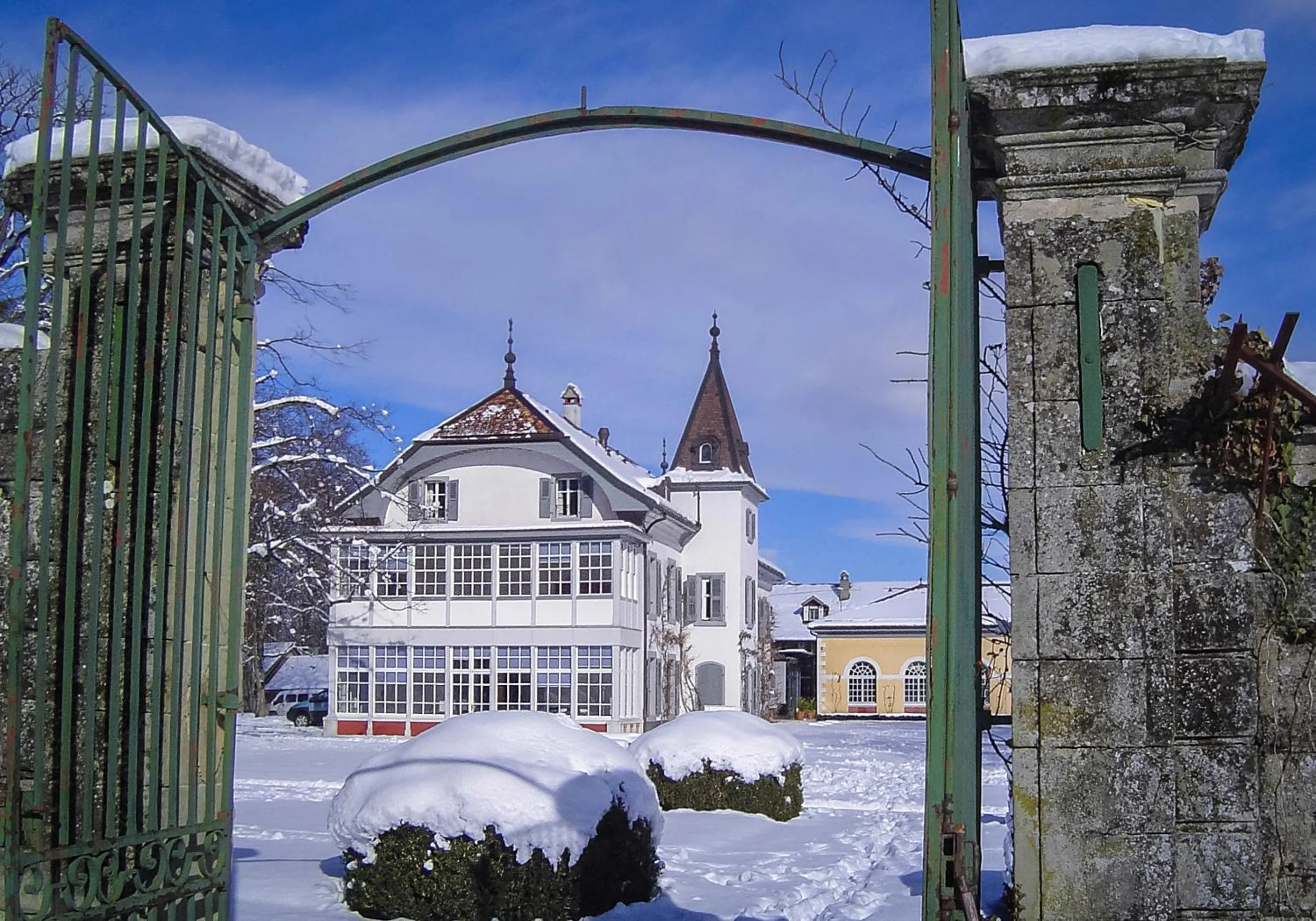 Facade/entrance in Château de Bossey