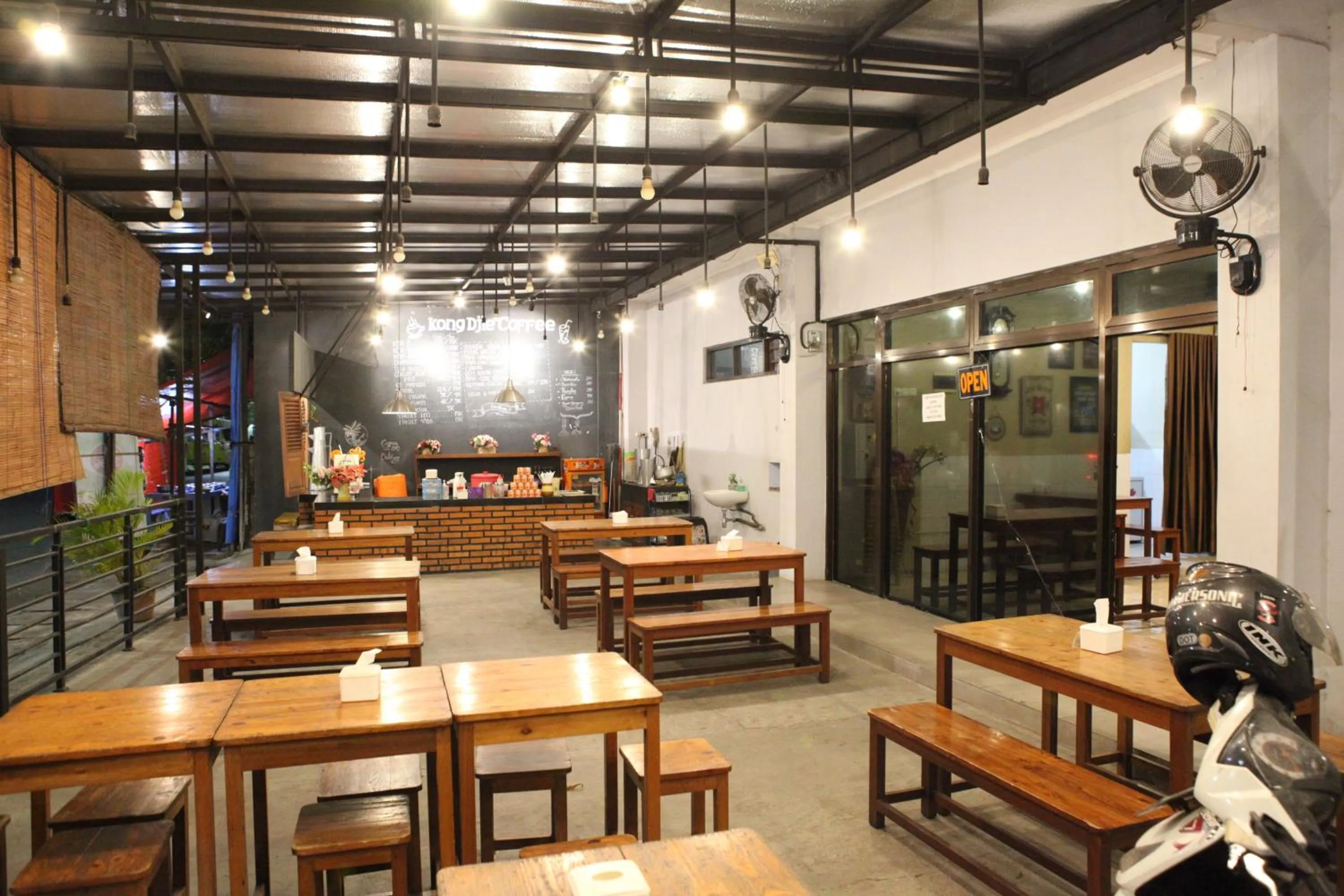 Restaurant/places to eat in Rahayu Hotel Cirebon