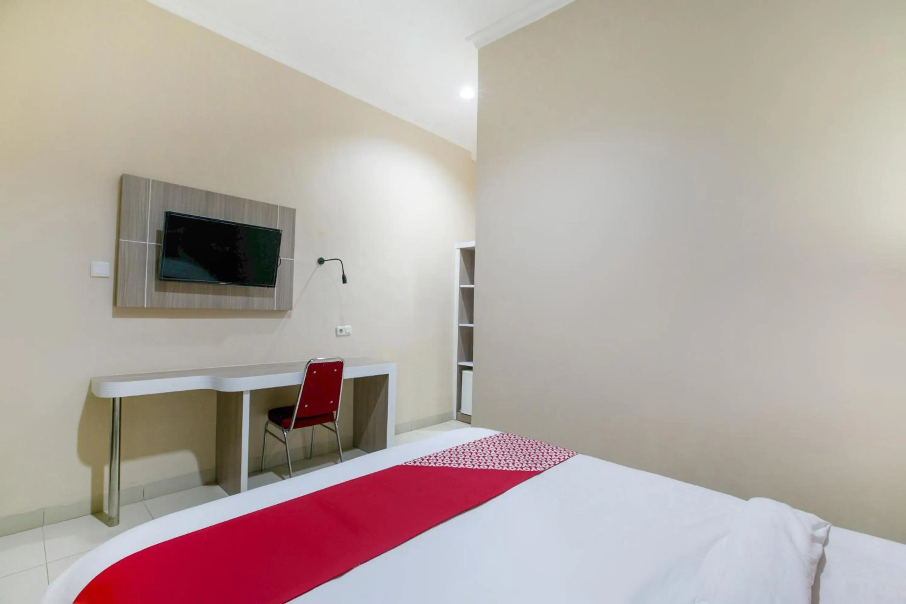 Bedroom, Bed in Hotel O Charvita