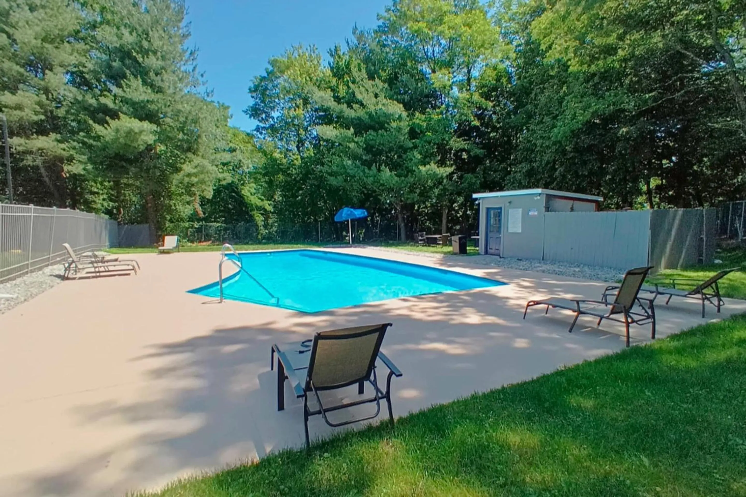 Swimming pool in Quality Inn Spring Valley - Nanuet