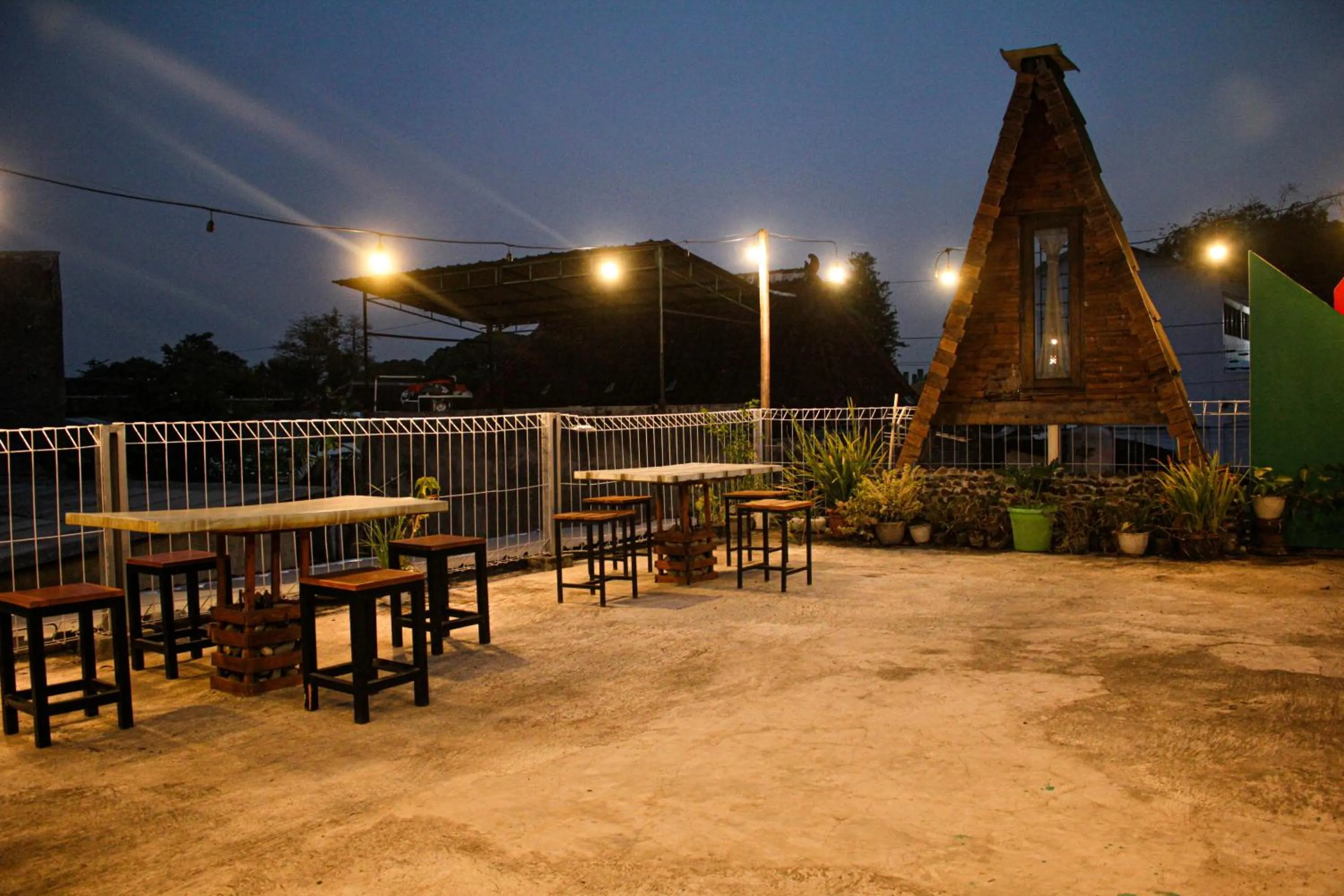 Restaurant/places to eat in Capital O 2258 Santana Syariah Guest House