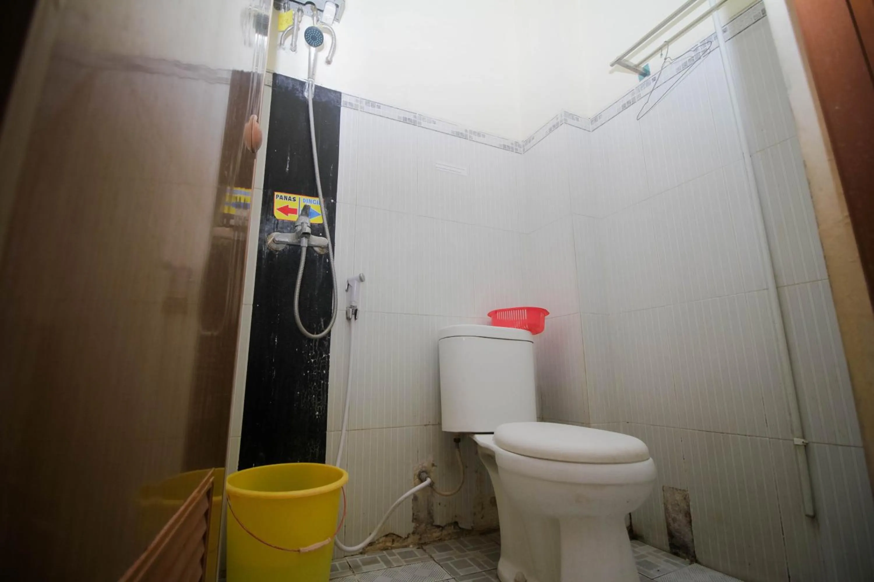 Bathroom in Capital O 2258 Santana Syariah Guest House