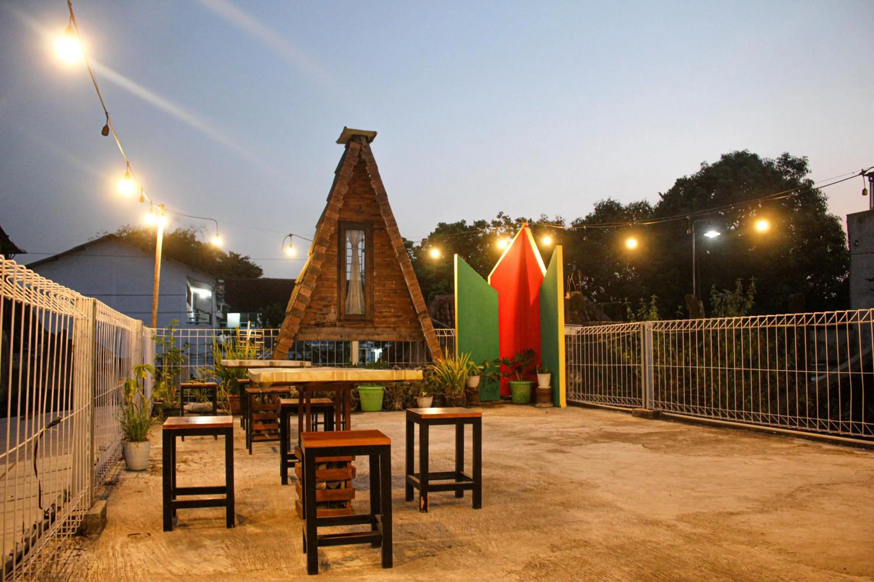 Restaurant/places to eat in Capital O 2258 Santana Syariah Guest House