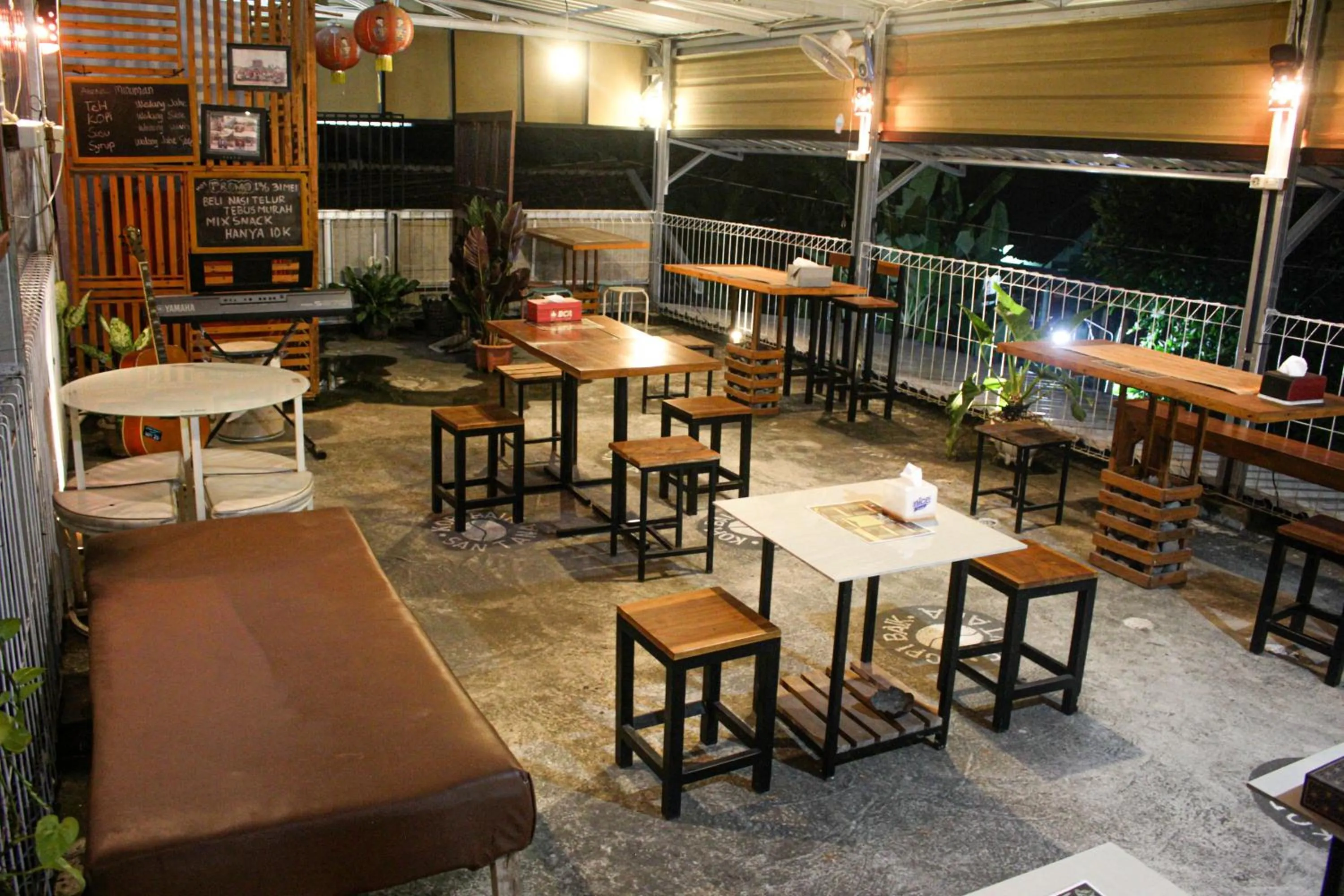 Restaurant/places to eat in Capital O 2258 Santana Syariah Guest House