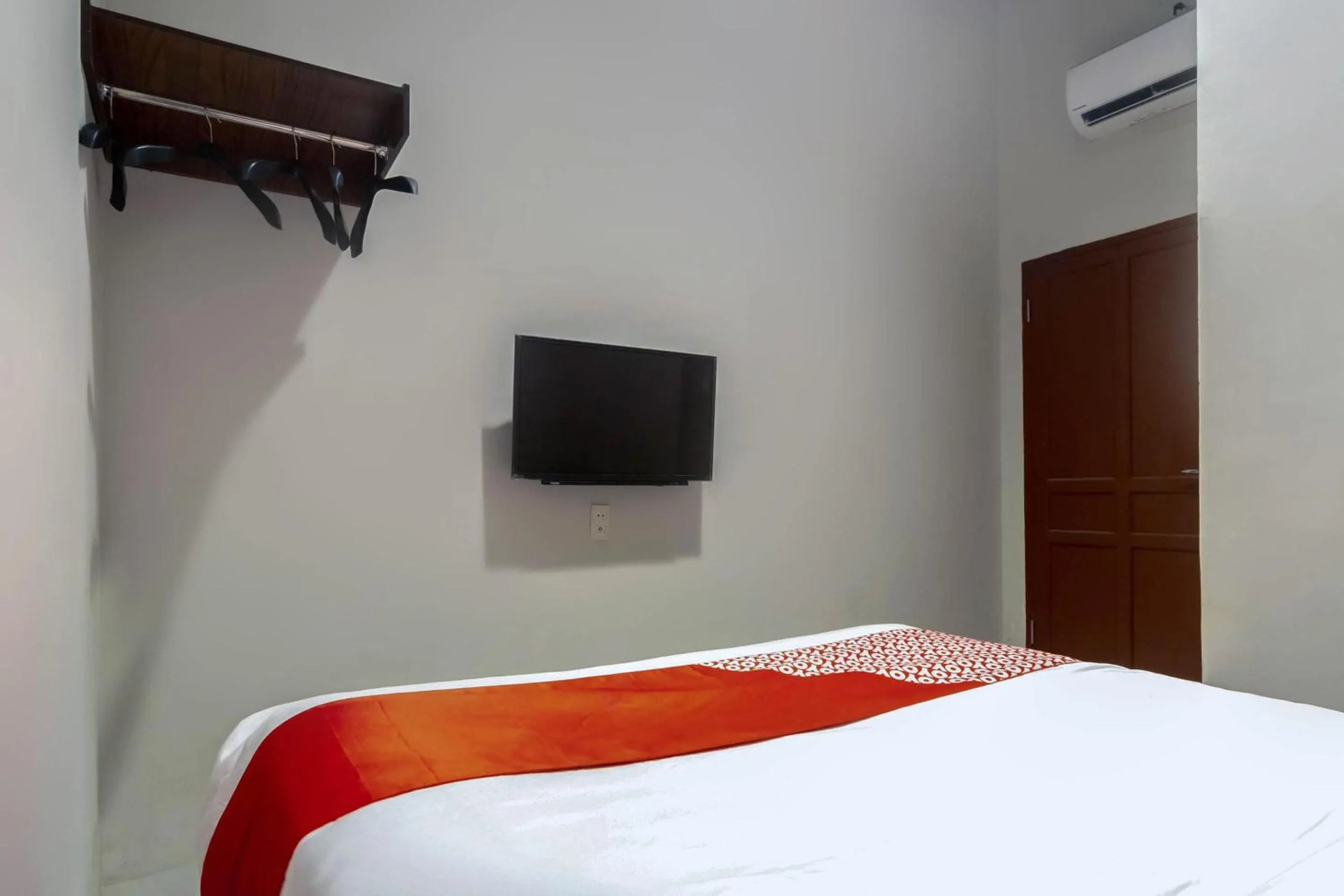 Bedroom, Bed in Hotel O HOMESTAY JAYA