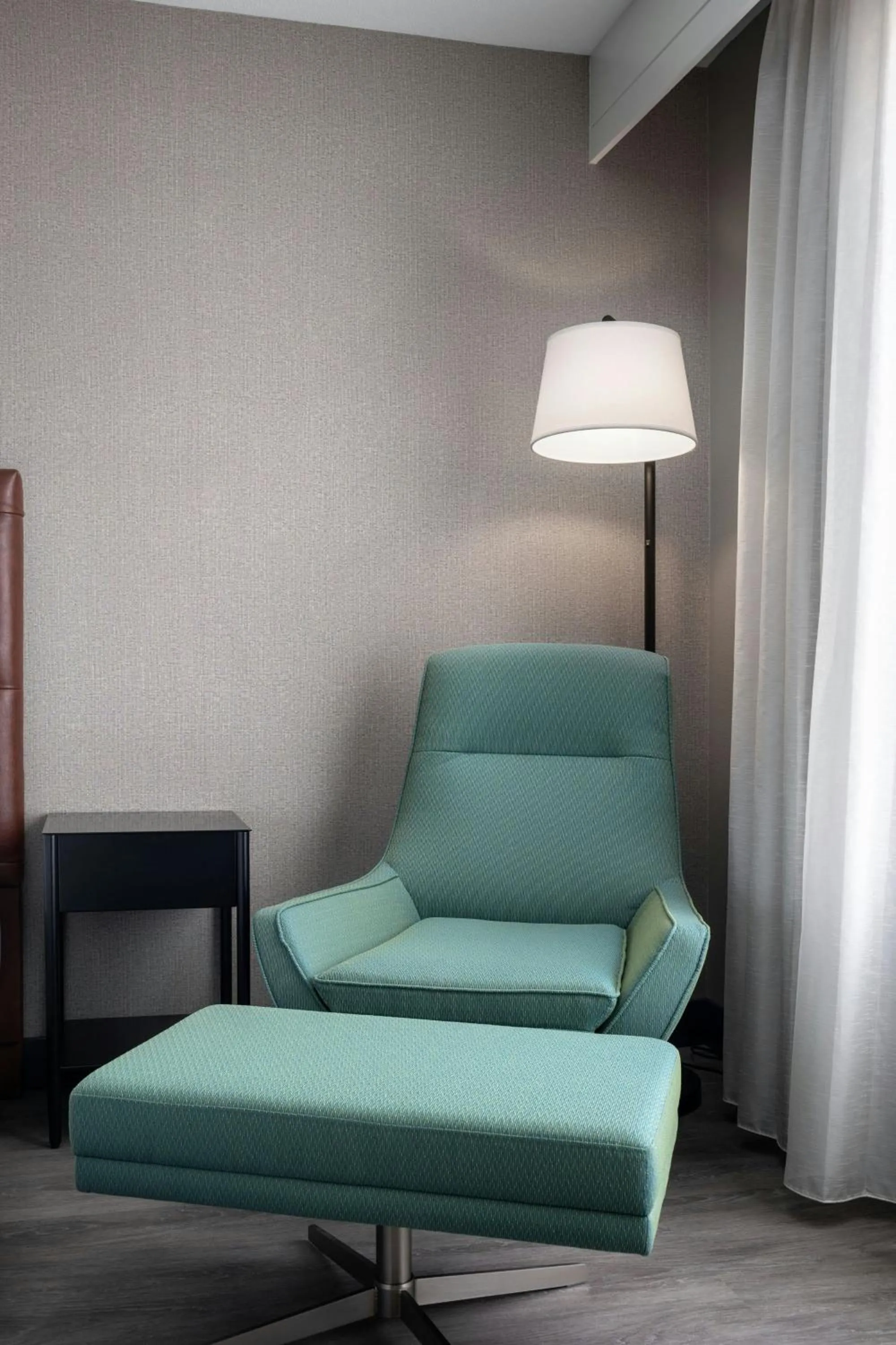 Photo of the whole room in Four Points by Sheraton - San Francisco Airport