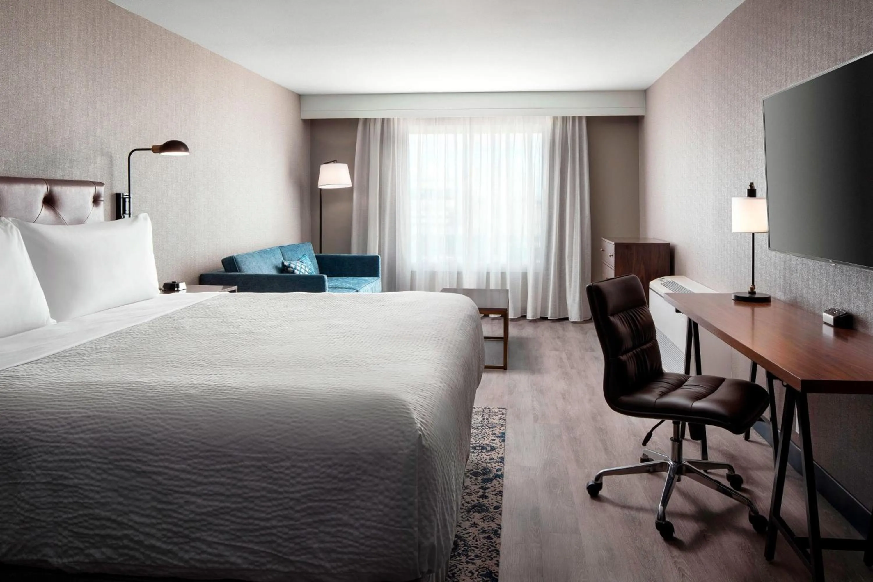 Photo of the whole room, Bed in Four Points by Sheraton - San Francisco Airport