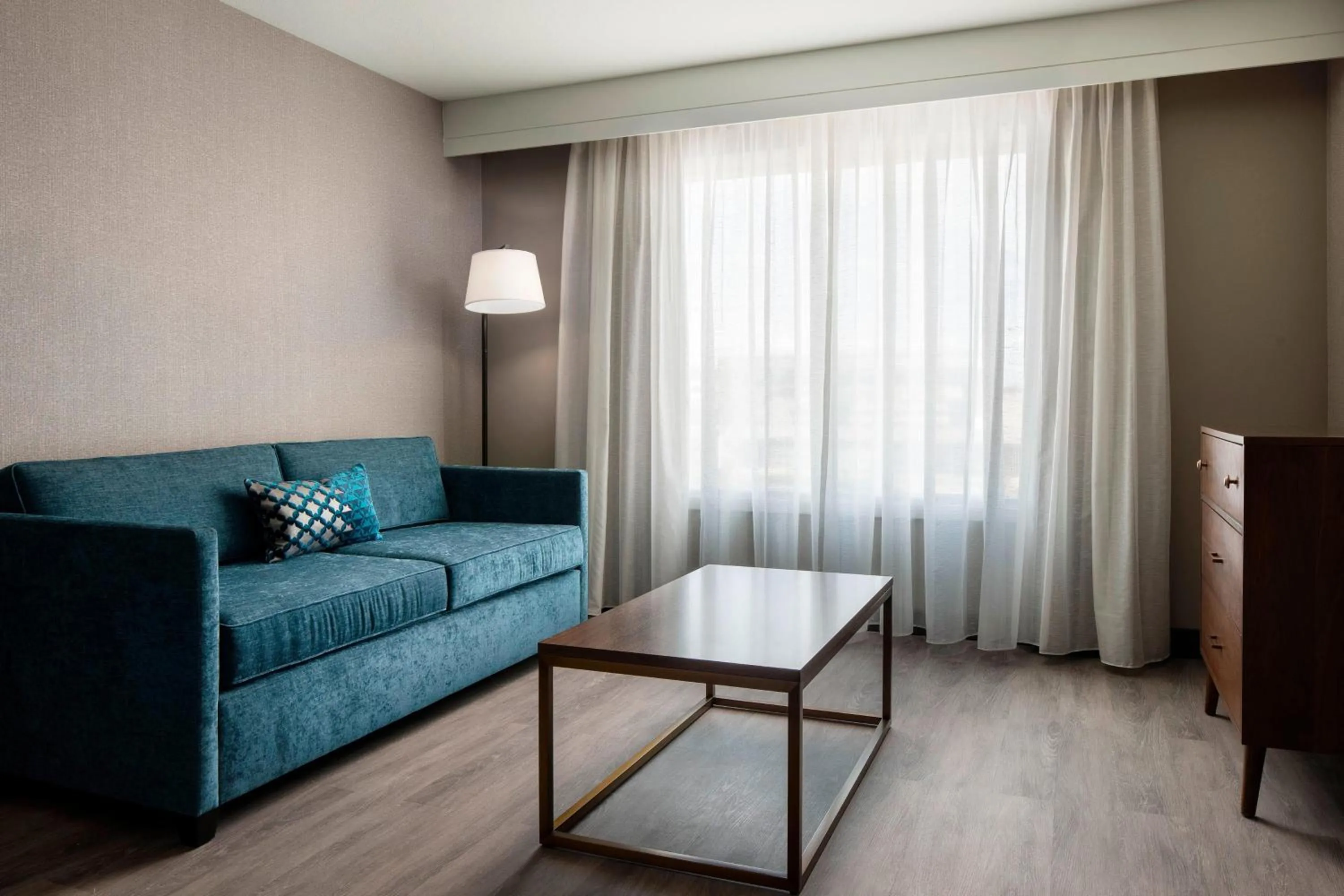 Photo of the whole room in Four Points by Sheraton - San Francisco Airport