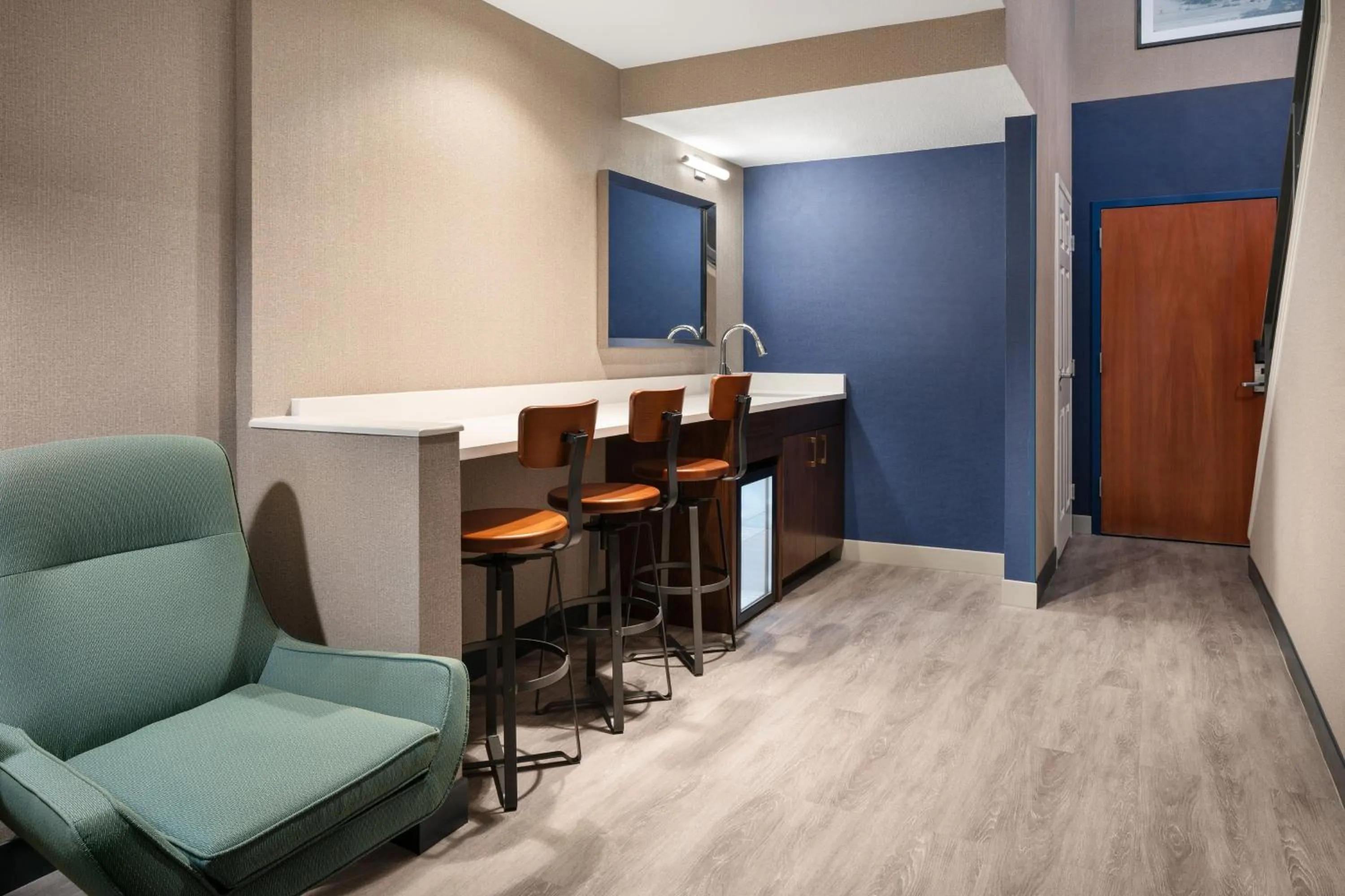 Lounge or bar in Four Points by Sheraton - San Francisco Airport