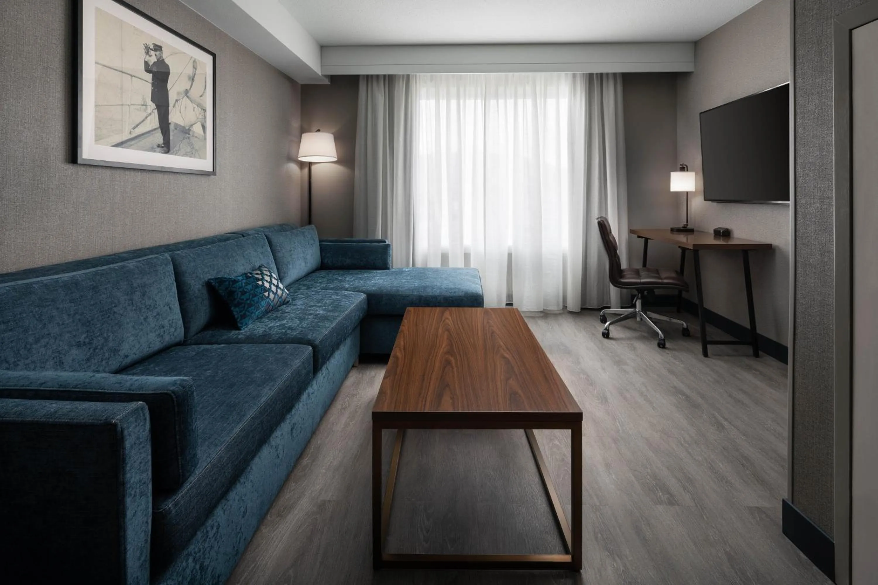 Living room in Four Points by Sheraton - San Francisco Airport