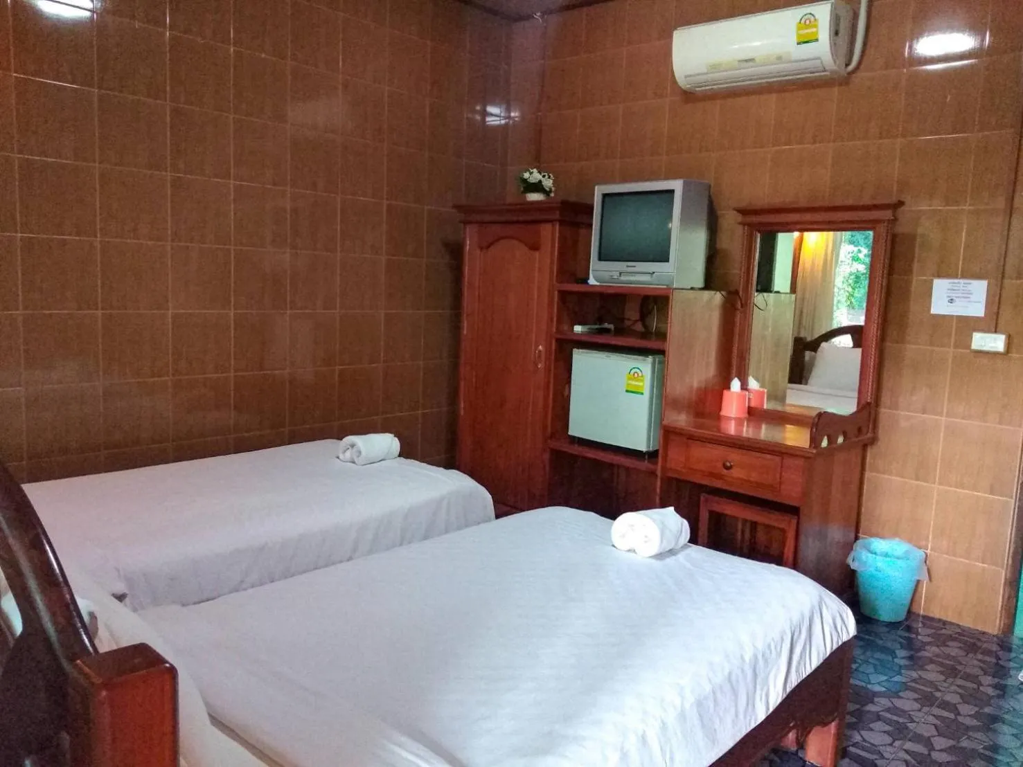 Photo of the whole room, Bed in Pechpailin Resort